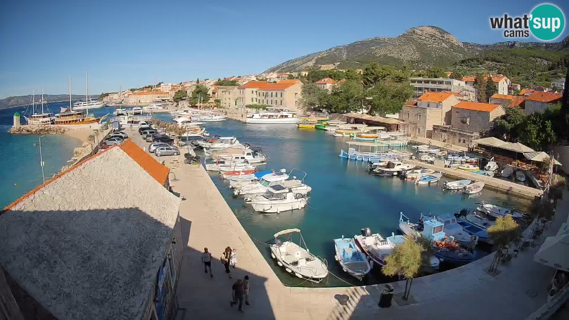 Web kamera Bol Riva – Pogled uživo na luku i marinu