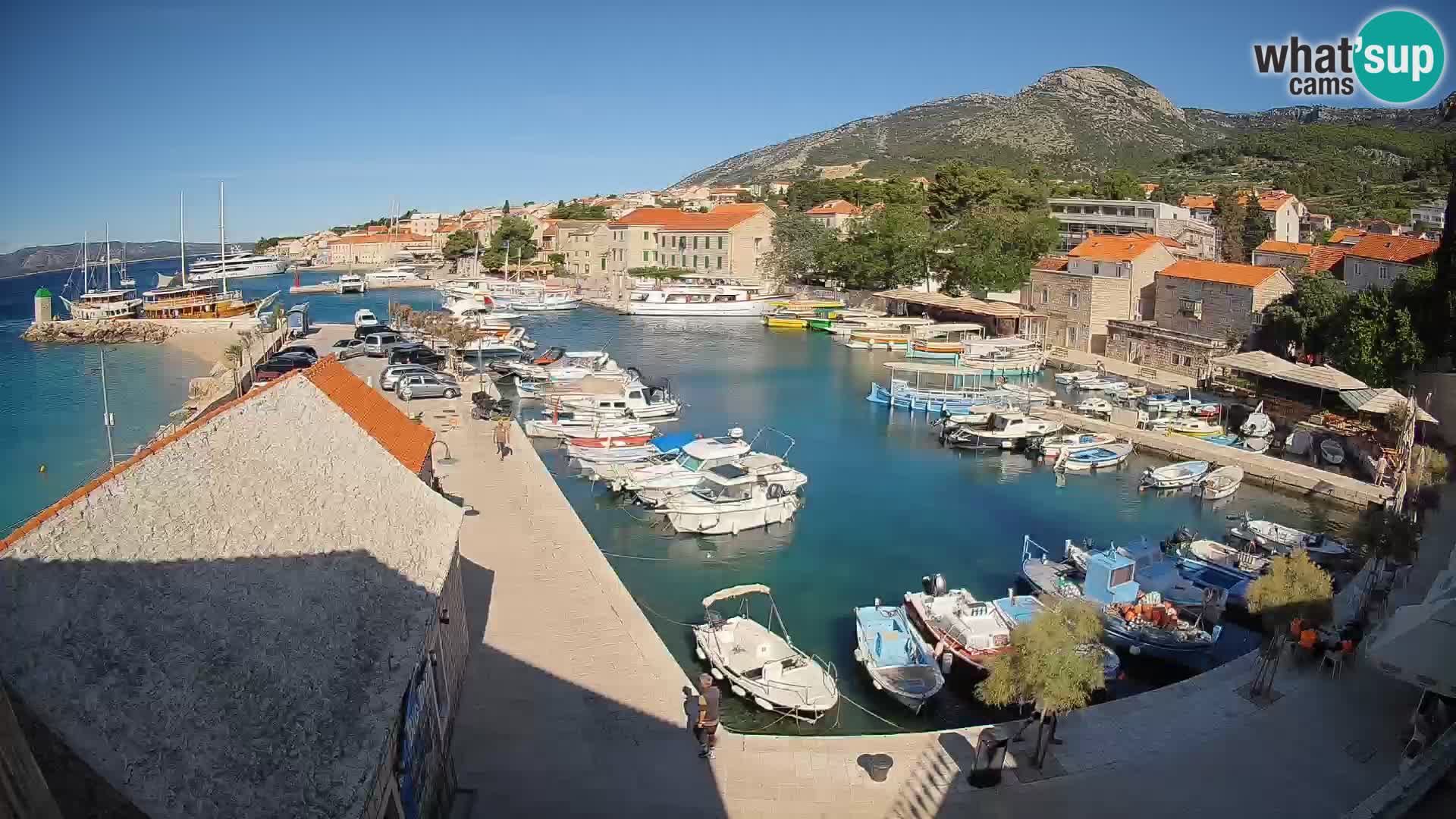 Spletna kamera Bol pristanišče – Pogled v živo na Rivo in marino
