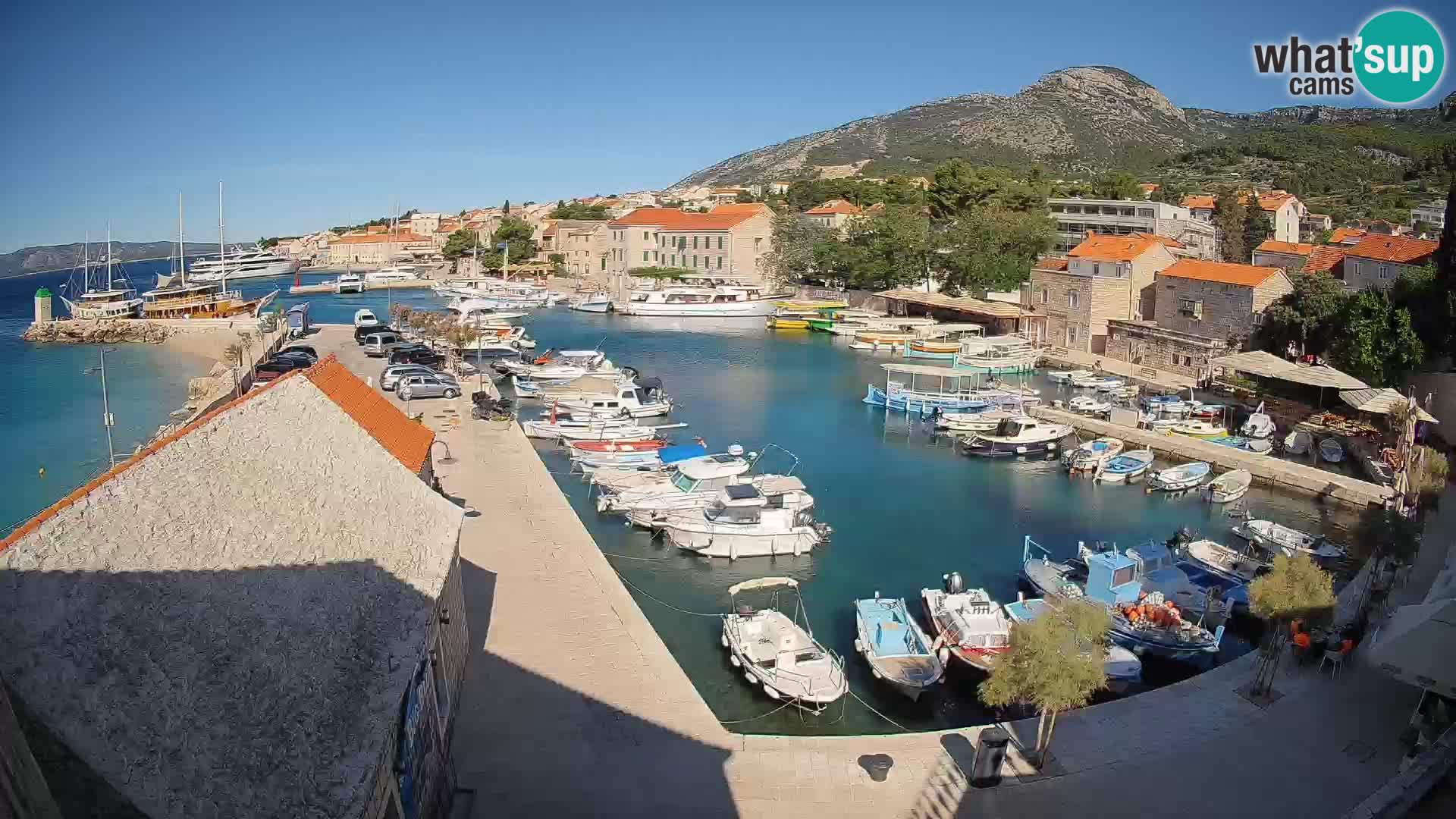 Spletna kamera Bol pristanišče – Pogled v živo na Rivo in marino