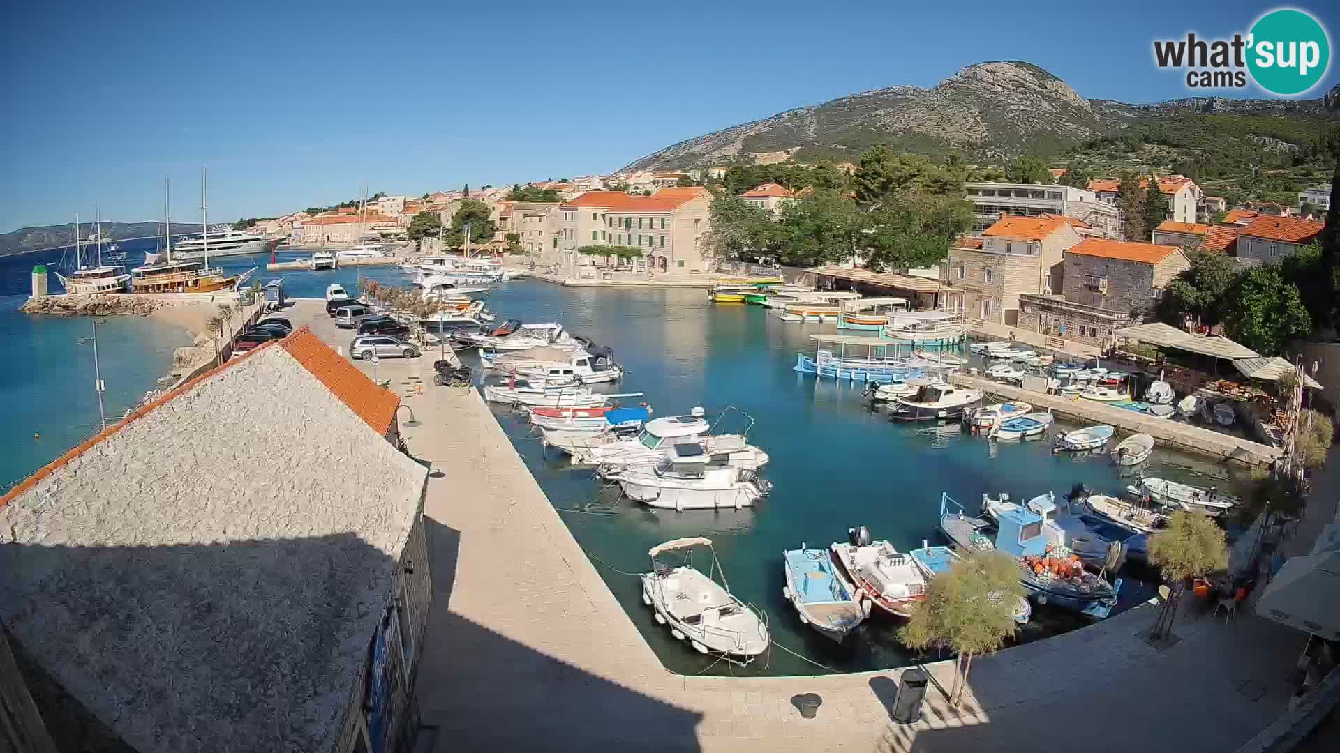 Spletna kamera Bol pristanišče – Pogled v živo na Rivo in marino