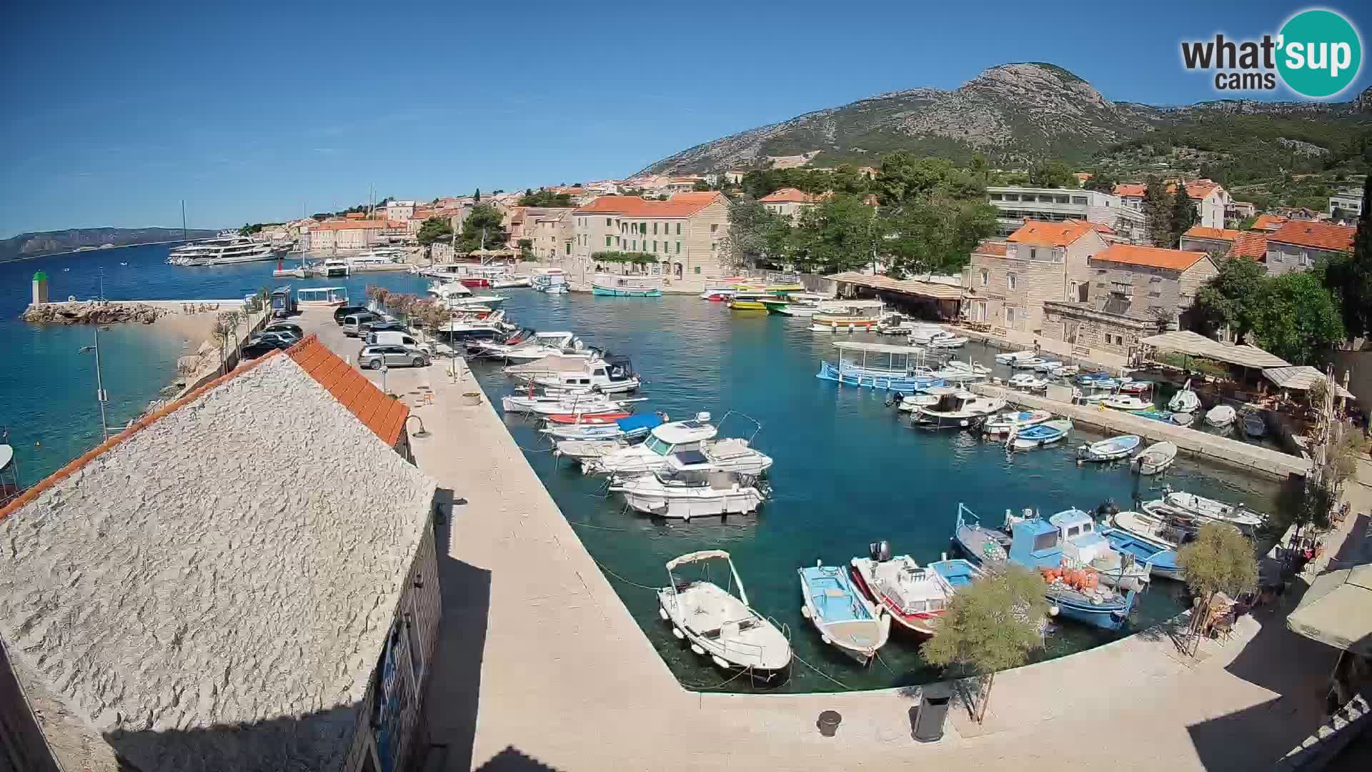 Web kamera Bol Riva – Pogled uživo na luku i marinu