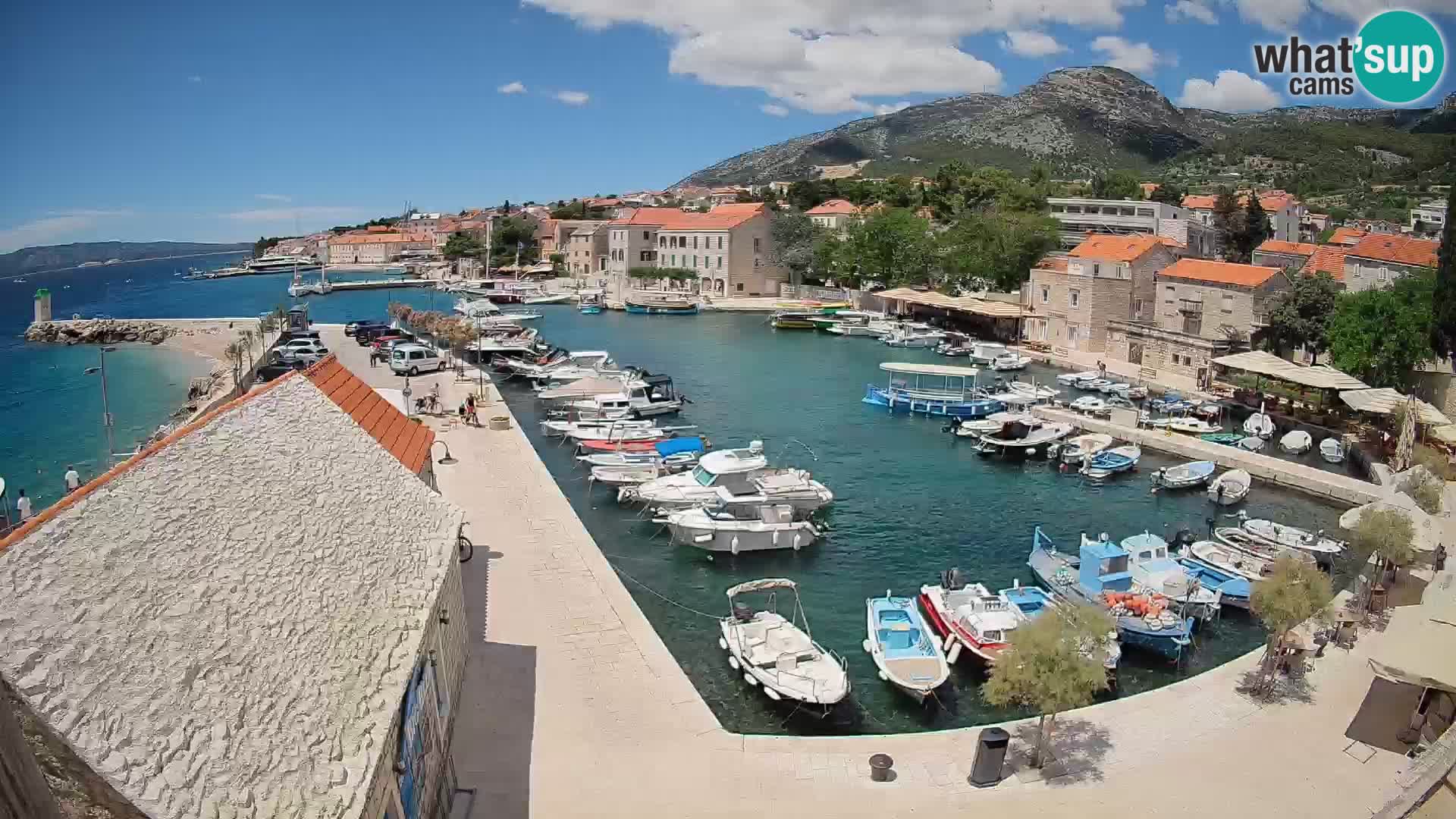 Spletna kamera Bol pristanišče – Pogled v živo na Rivo in marino