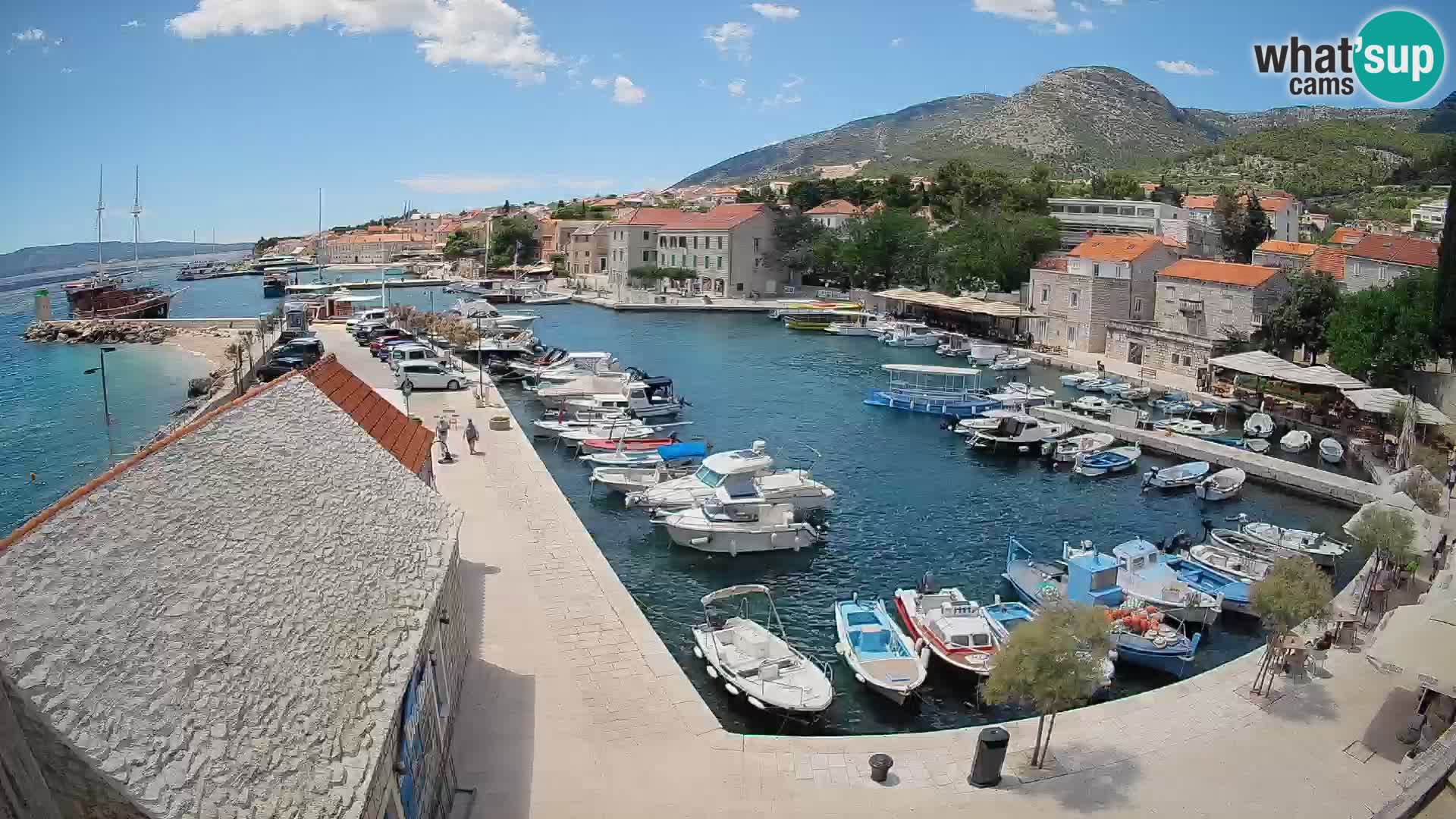 Spletna kamera Bol pristanišče – Pogled v živo na Rivo in marino