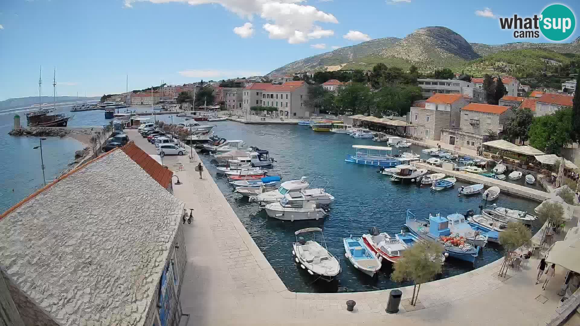 Spletna kamera Bol pristanišče – Pogled v živo na Rivo in marino