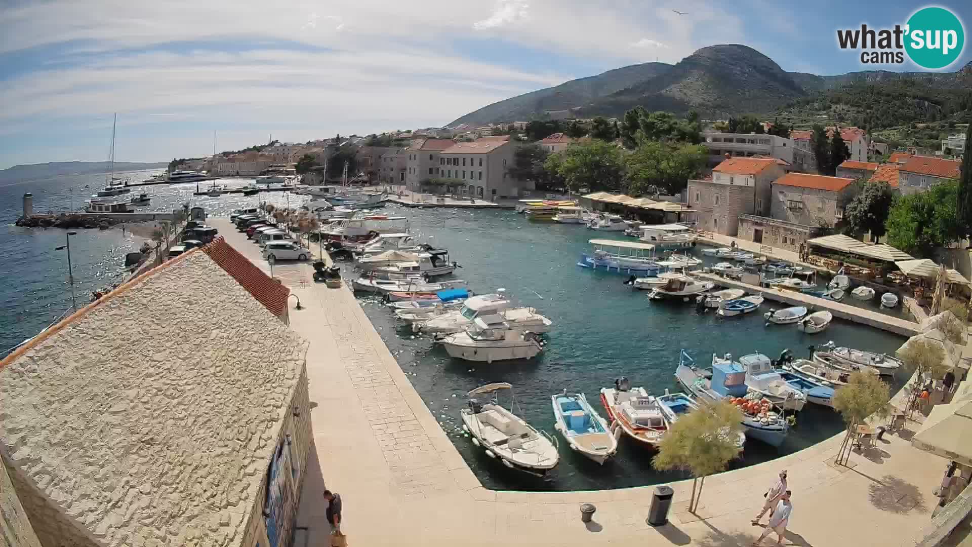 Spletna kamera Bol pristanišče – Pogled v živo na Rivo in marino