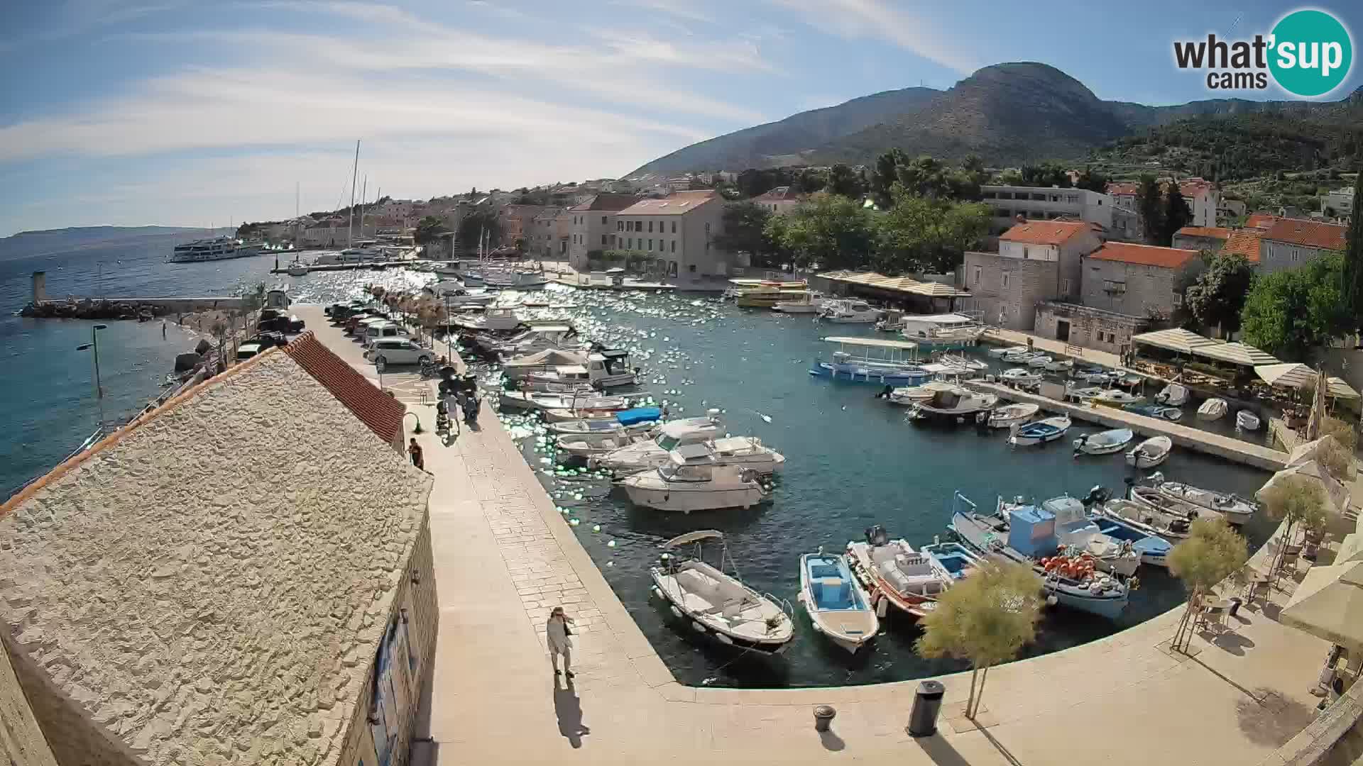 Spletna kamera Bol pristanišče – Pogled v živo na Rivo in marino