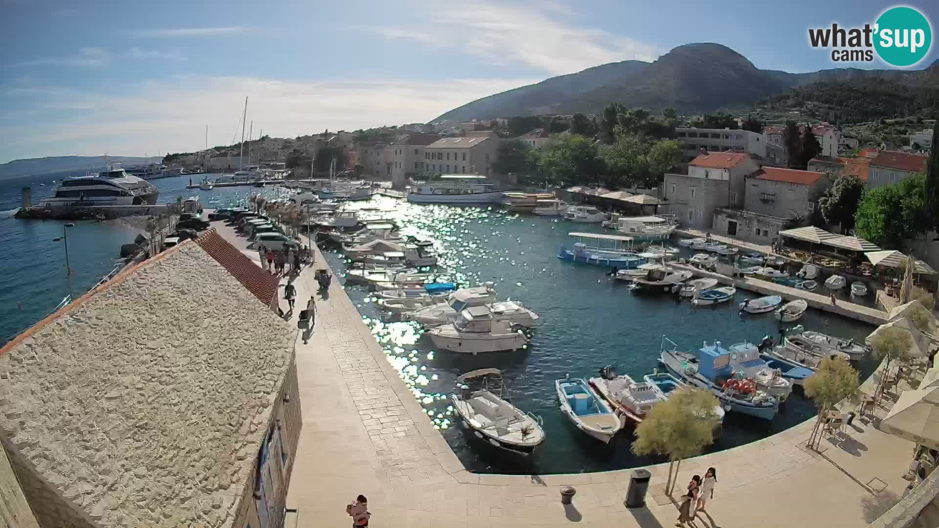 Web kamera Bol Riva – Pogled uživo na luku i marinu
