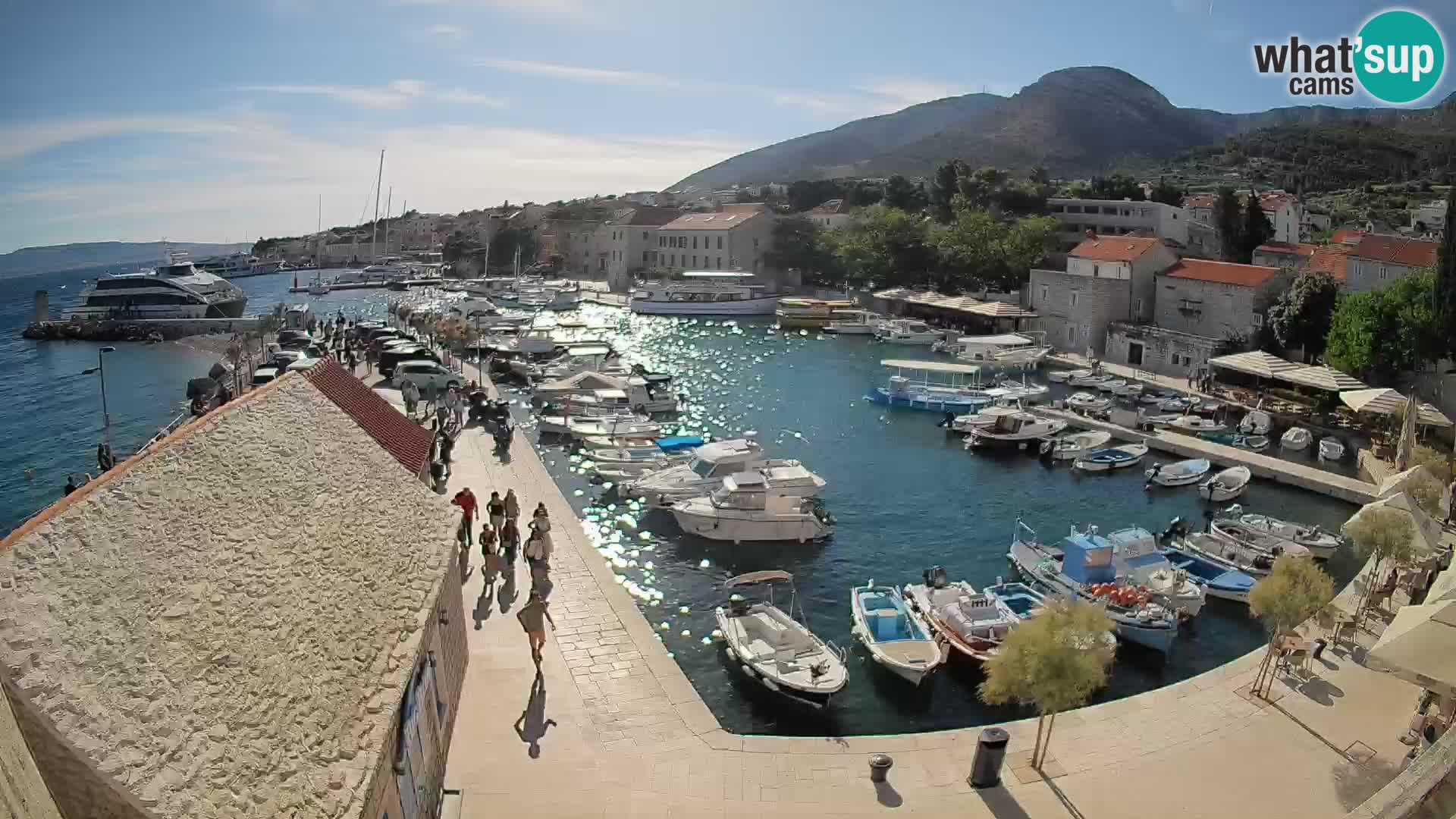 Web kamera Bol Riva – Pogled uživo na luku i marinu