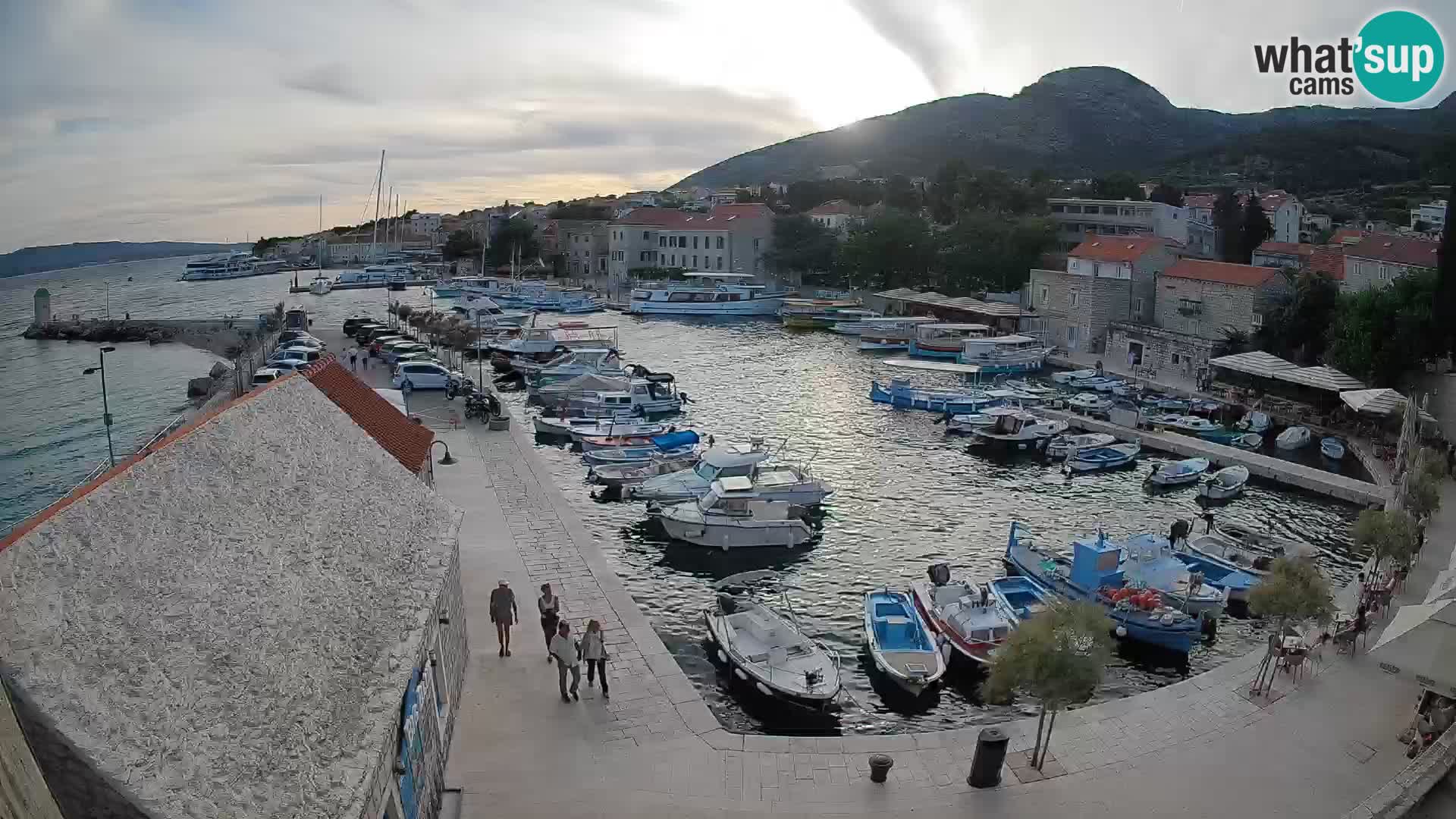 Web kamera Bol Riva – Pogled uživo na luku i marinu