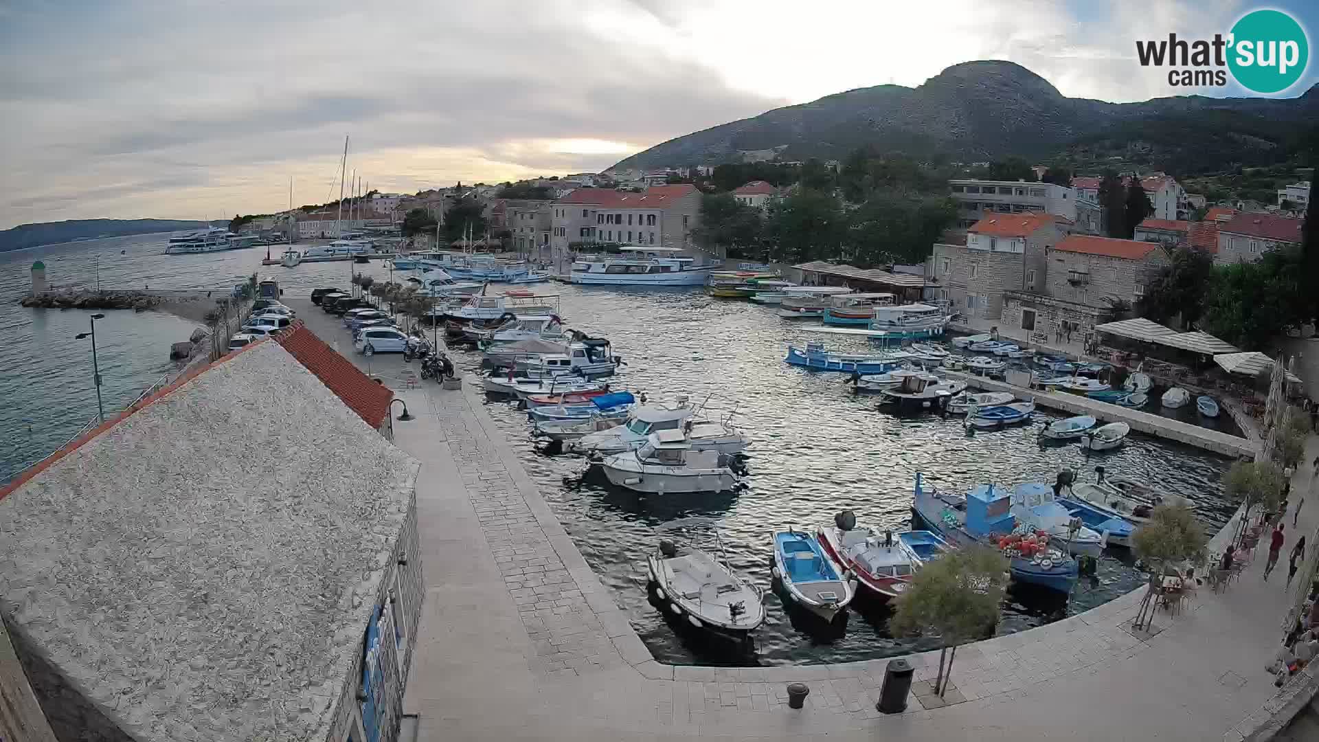 Spletna kamera Bol pristanišče – Pogled v živo na Rivo in marino