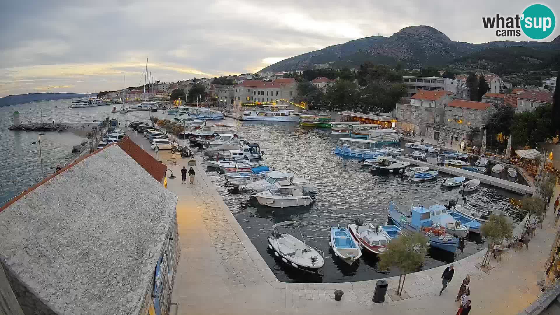 Web kamera Bol Riva – Pogled uživo na luku i marinu