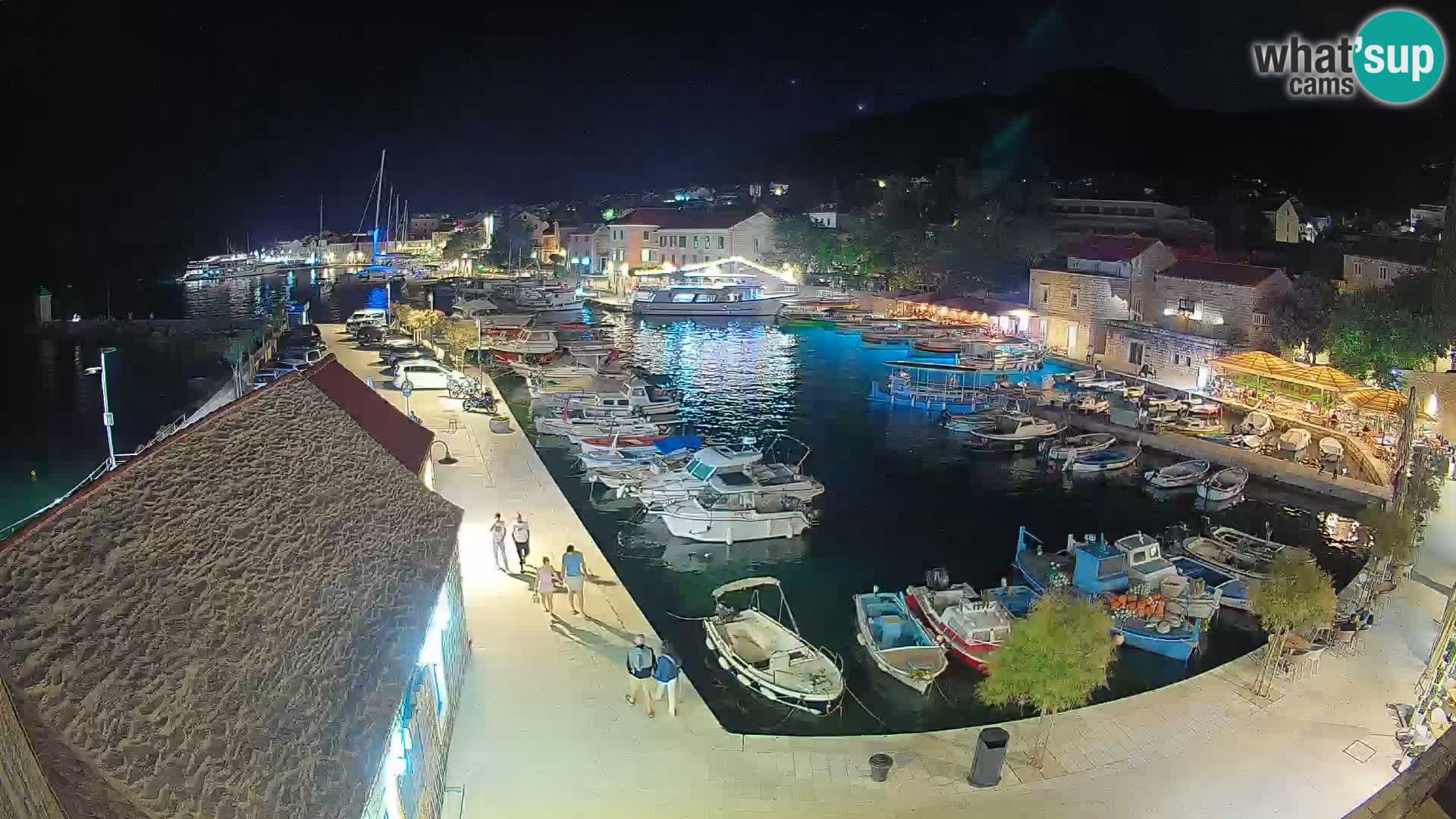 Spletna kamera Bol pristanišče – Pogled v živo na Rivo in marino