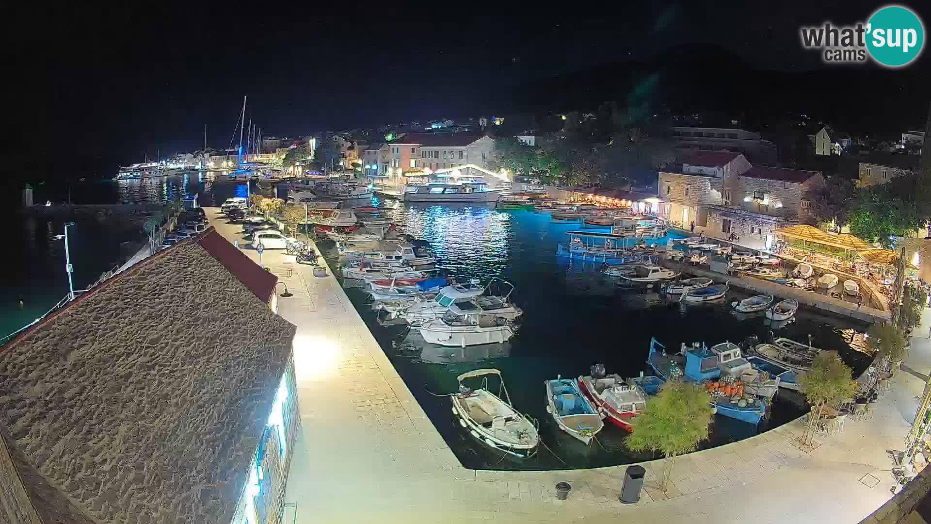 Spletna kamera Bol pristanišče – Pogled v živo na Rivo in marino