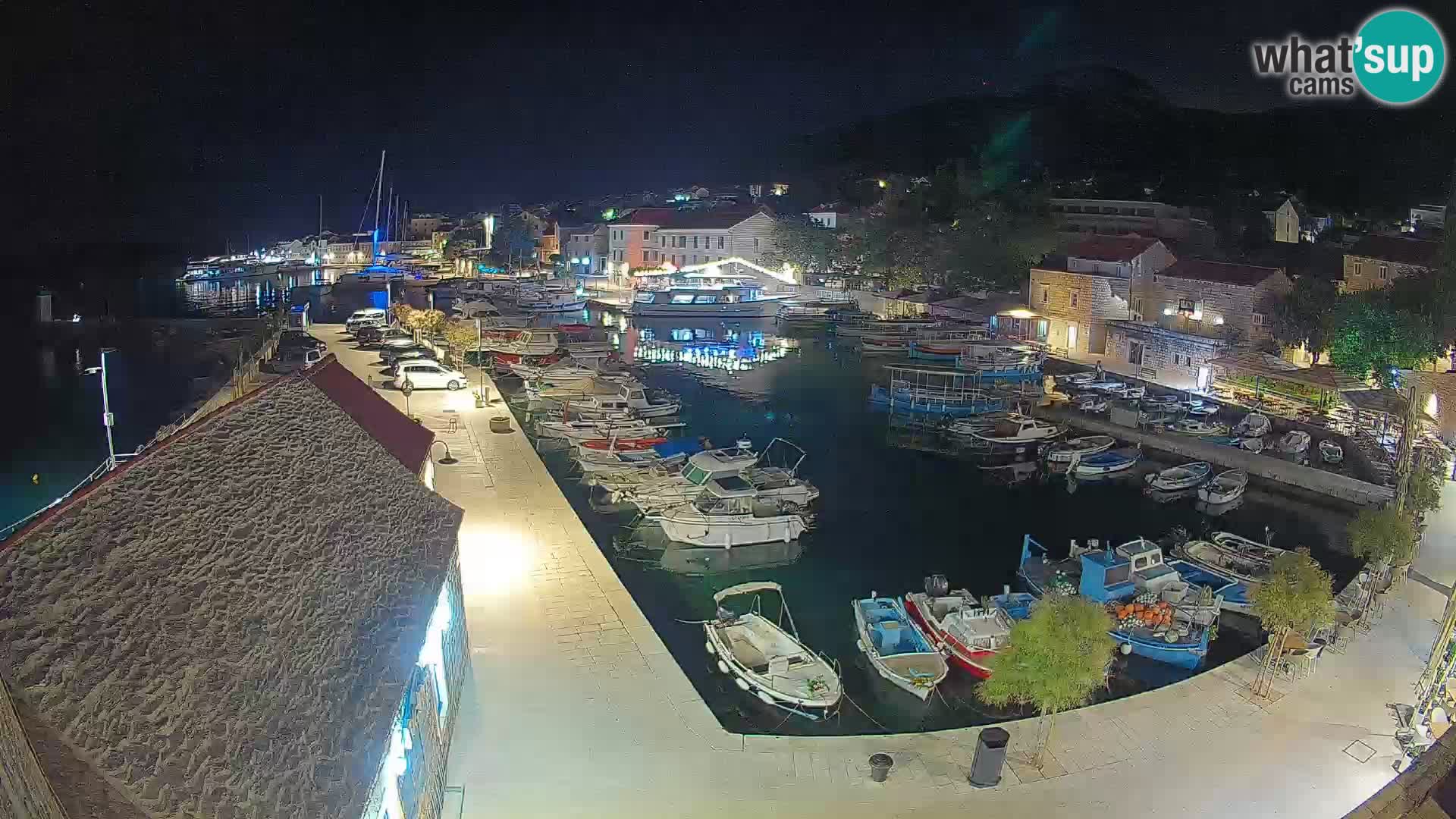 Web kamera Bol Riva – Pogled uživo na luku i marinu