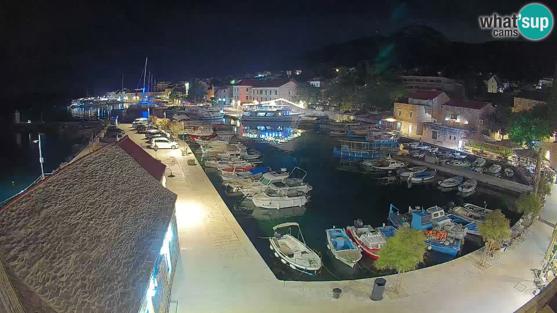 Spletna kamera Bol pristanišče – Pogled v živo na Rivo in marino