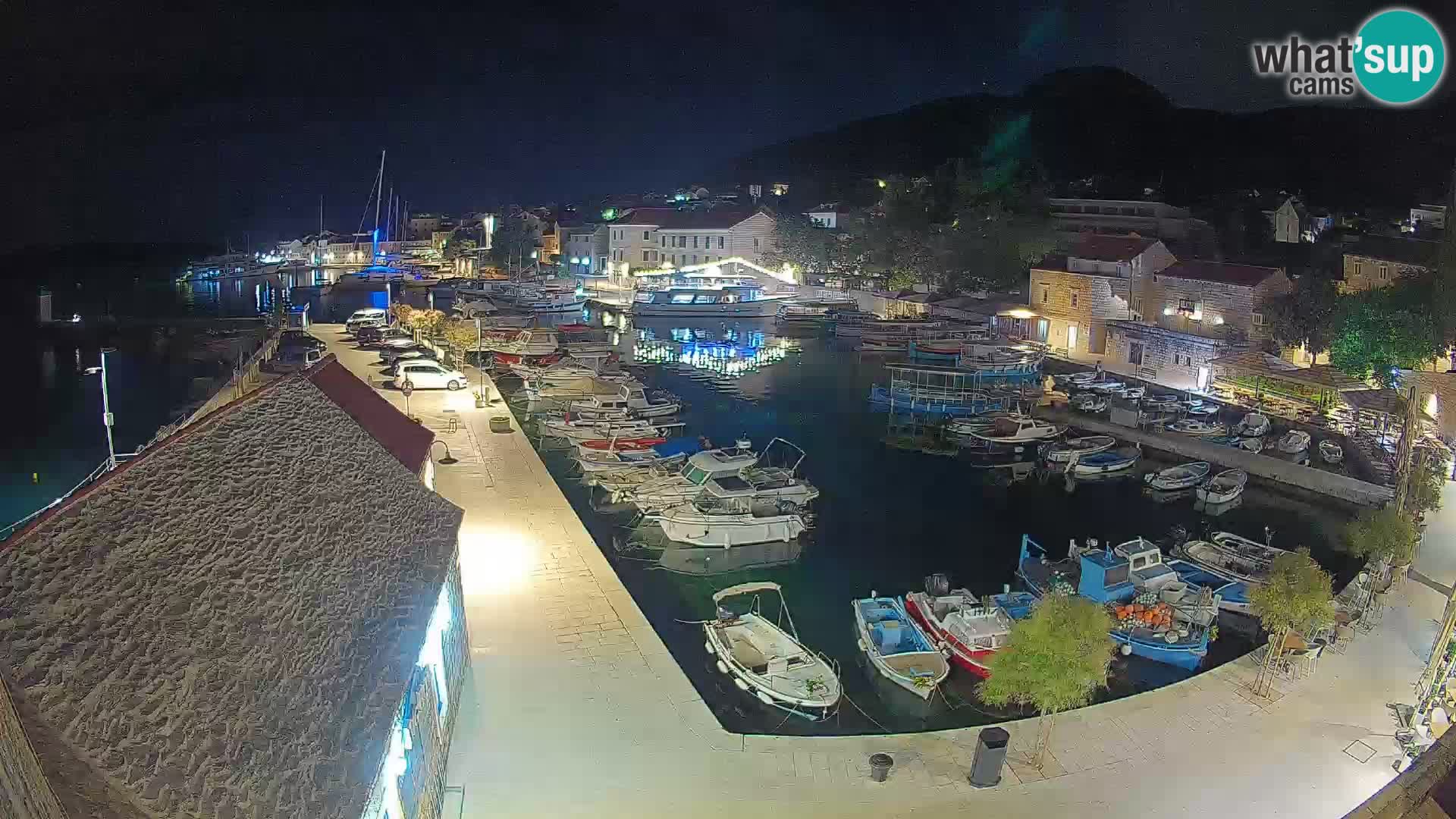 Spletna kamera Bol pristanišče – Pogled v živo na Rivo in marino