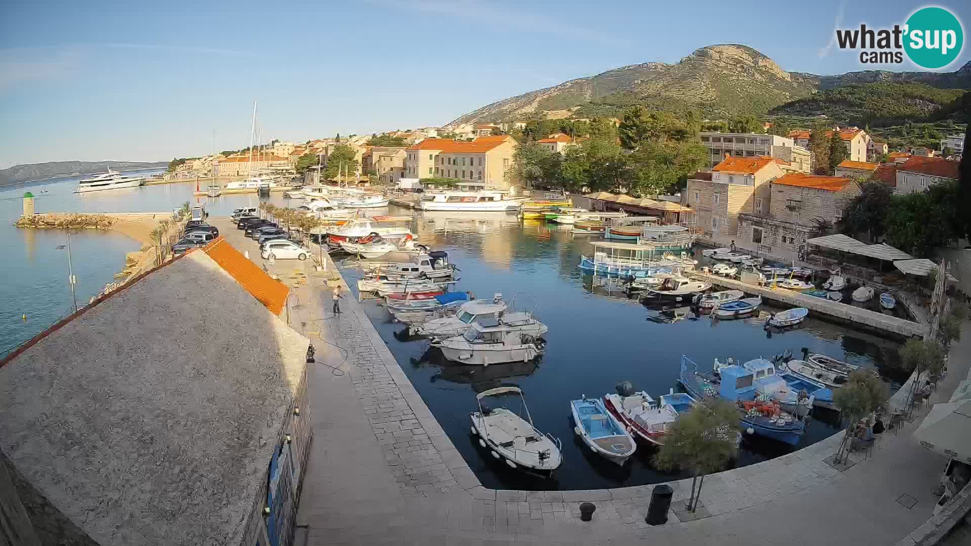 Spletna kamera Bol pristanišče – Pogled v živo na Rivo in marino