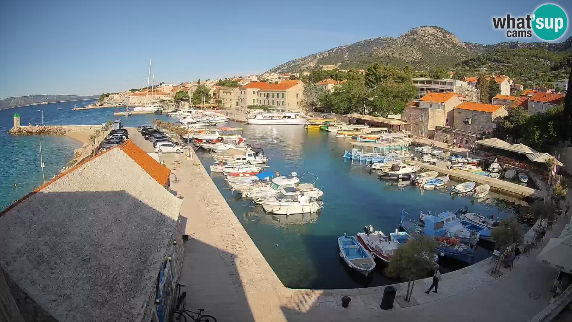 Spletna kamera Bol pristanišče – Pogled v živo na Rivo in marino