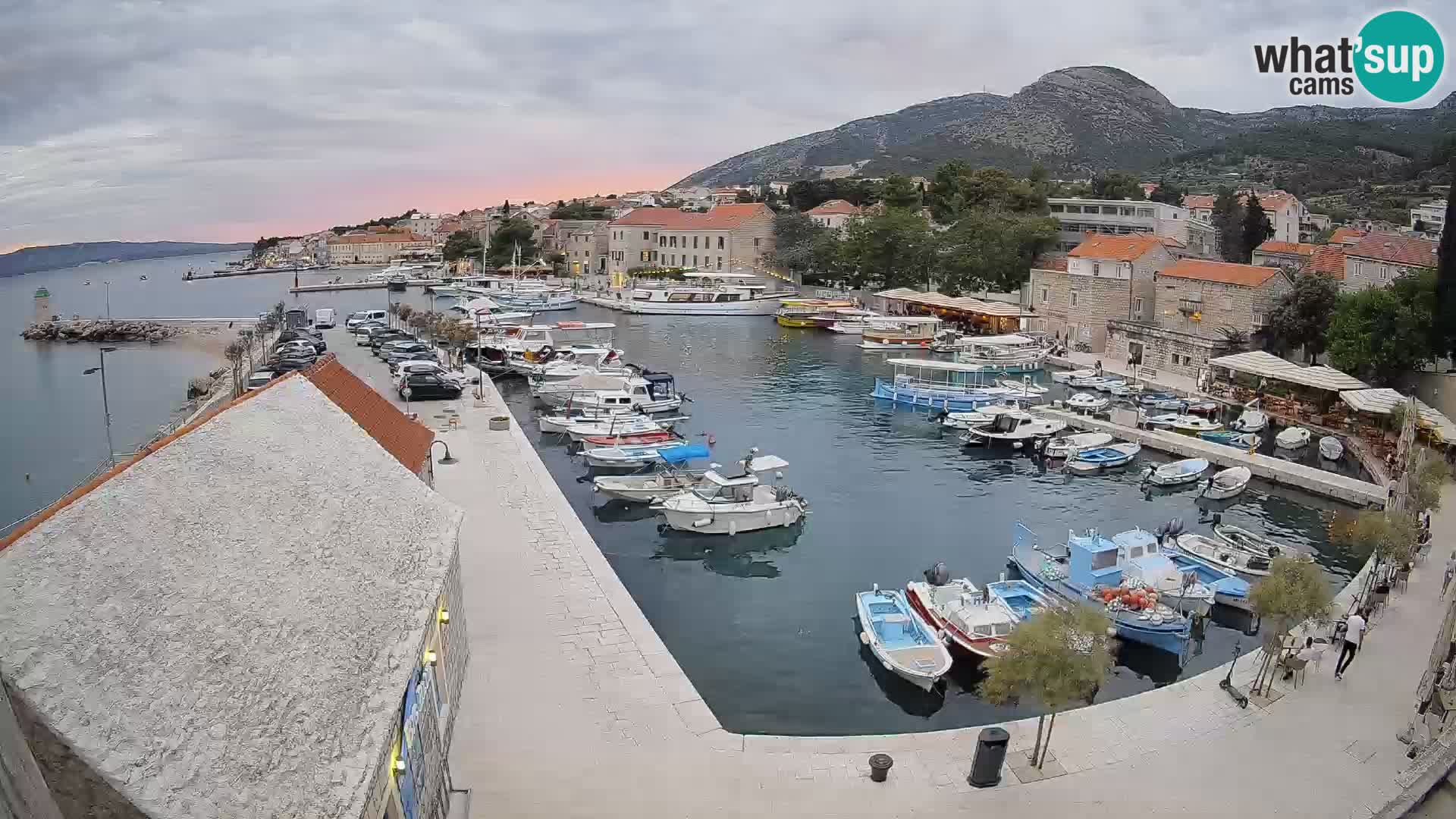 Web kamera Bol Riva – Pogled uživo na luku i marinu