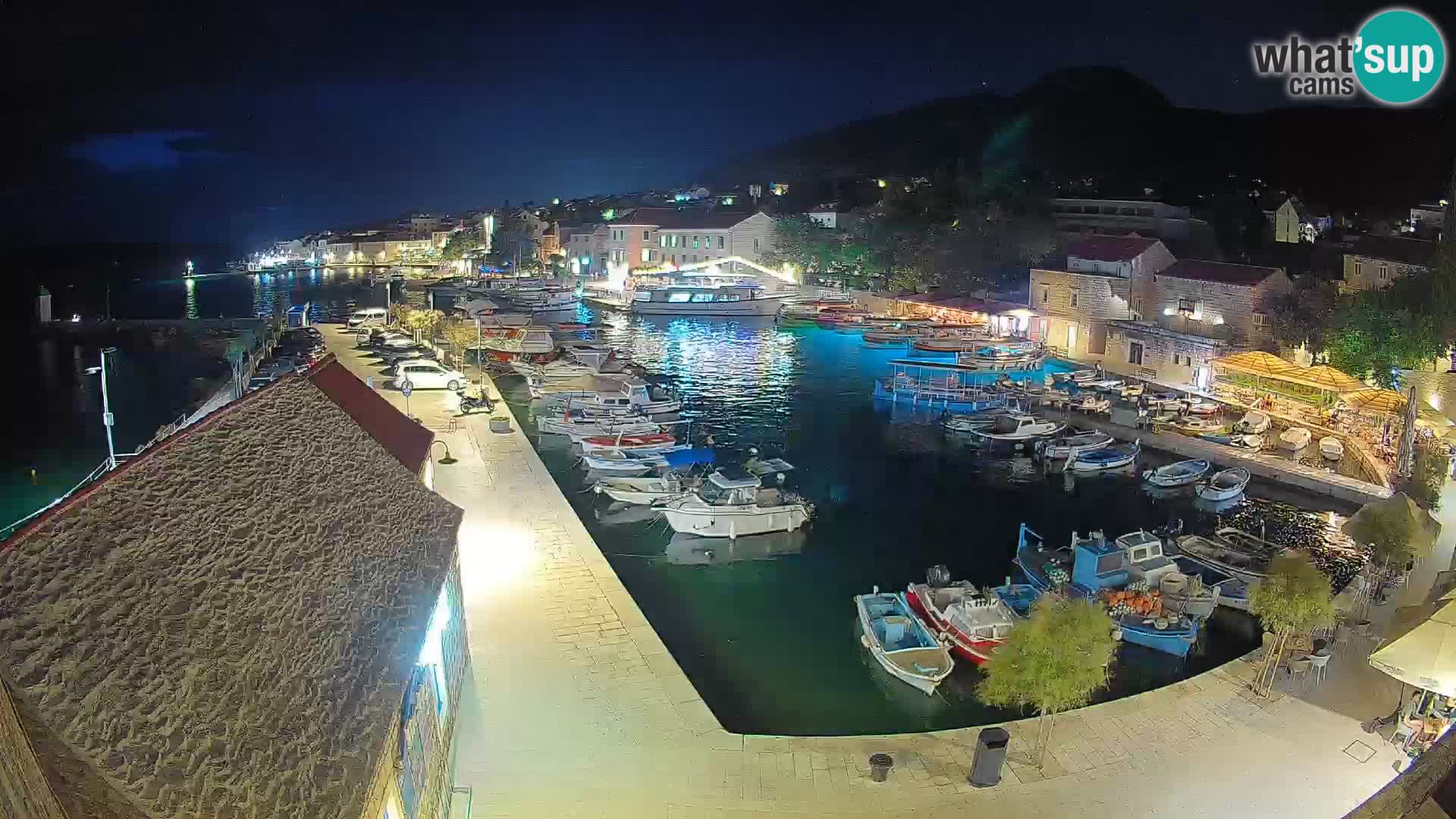 Spletna kamera Bol pristanišče – Pogled v živo na Rivo in marino