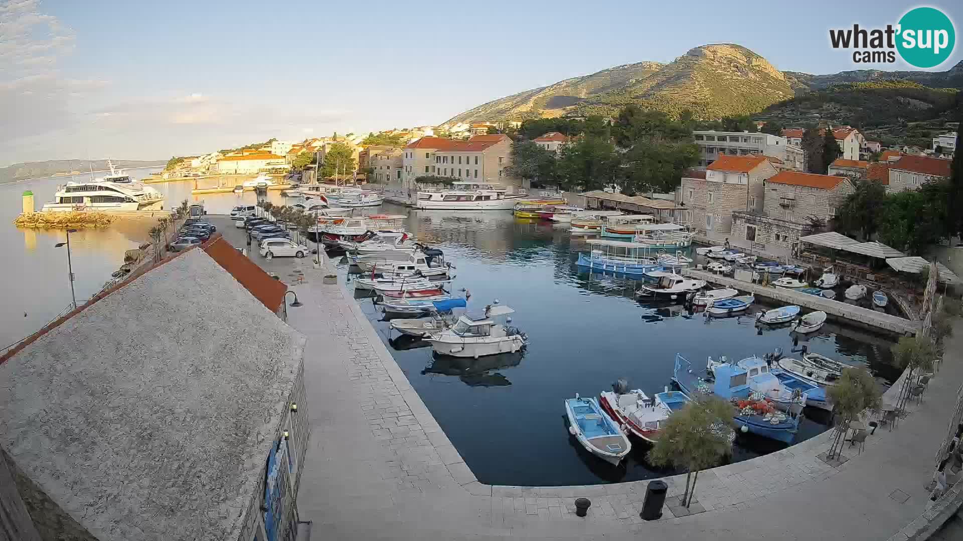Web kamera Bol Riva – Pogled uživo na luku i marinu