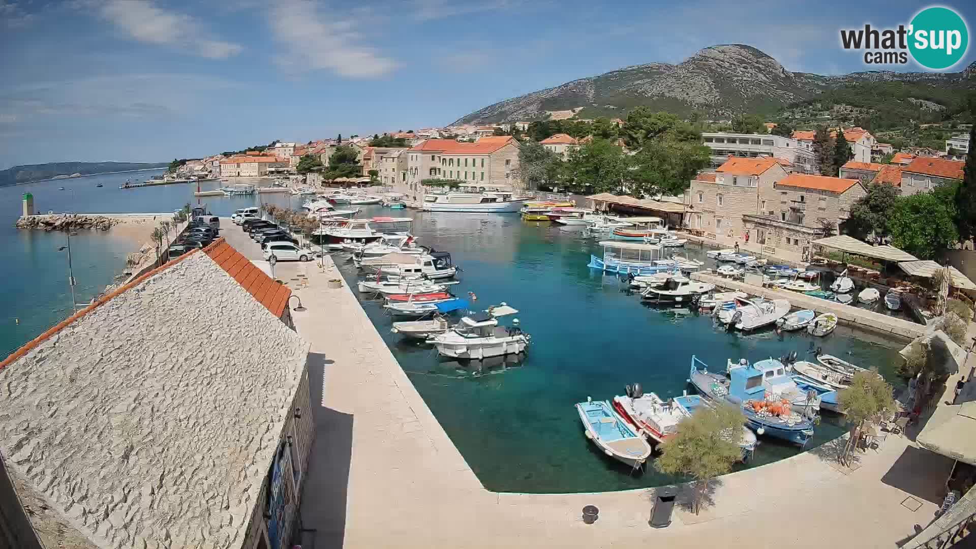 Spletna kamera Bol pristanišče – Pogled v živo na Rivo in marino