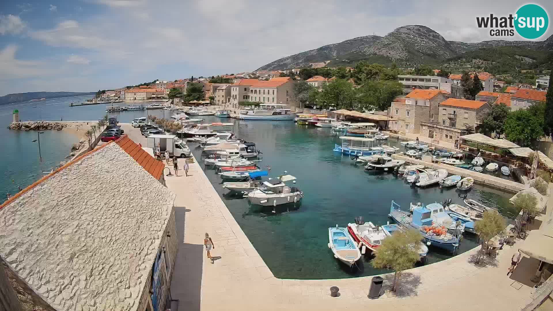 Spletna kamera Bol pristanišče – Pogled v živo na Rivo in marino