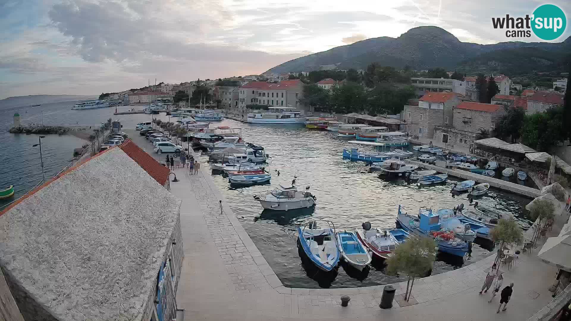 Spletna kamera Bol pristanišče – Pogled v živo na Rivo in marino