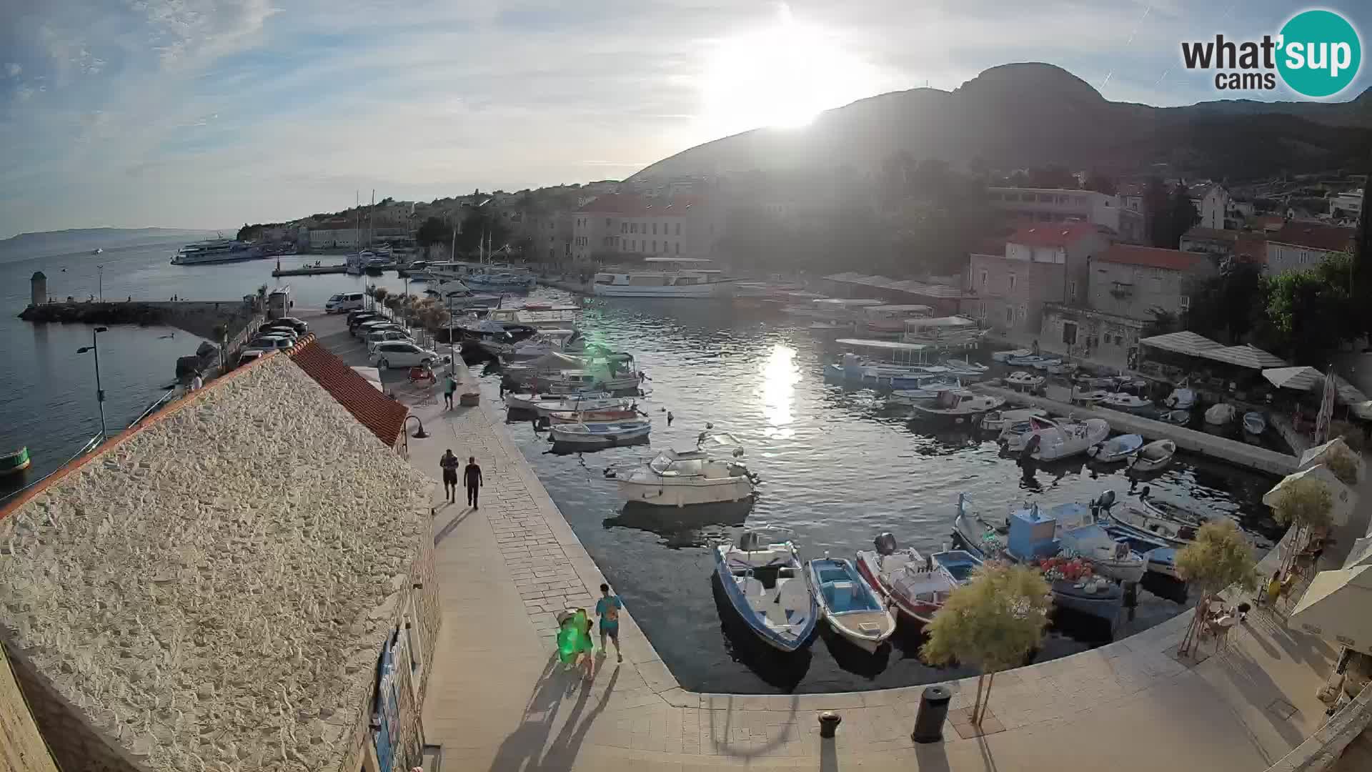 Spletna kamera Bol pristanišče – Pogled v živo na Rivo in marino