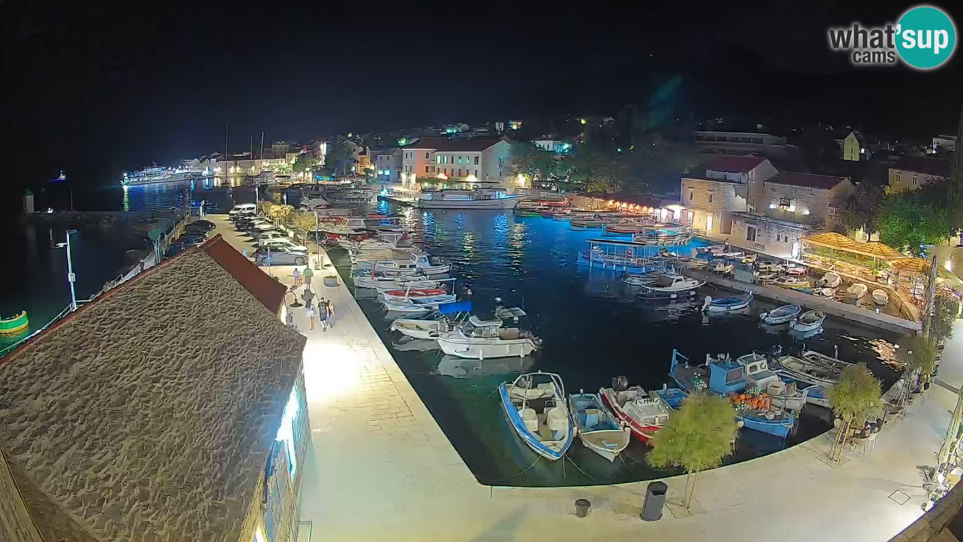 Spletna kamera Bol pristanišče – Pogled v živo na Rivo in marino