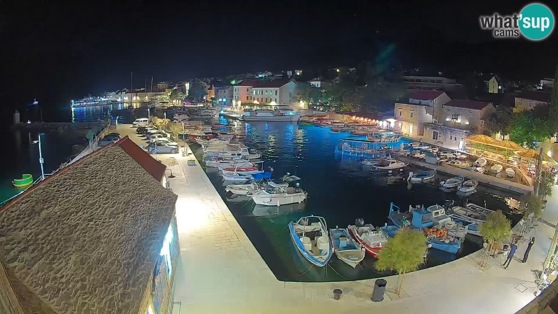 Spletna kamera Bol pristanišče – Pogled v živo na Rivo in marino