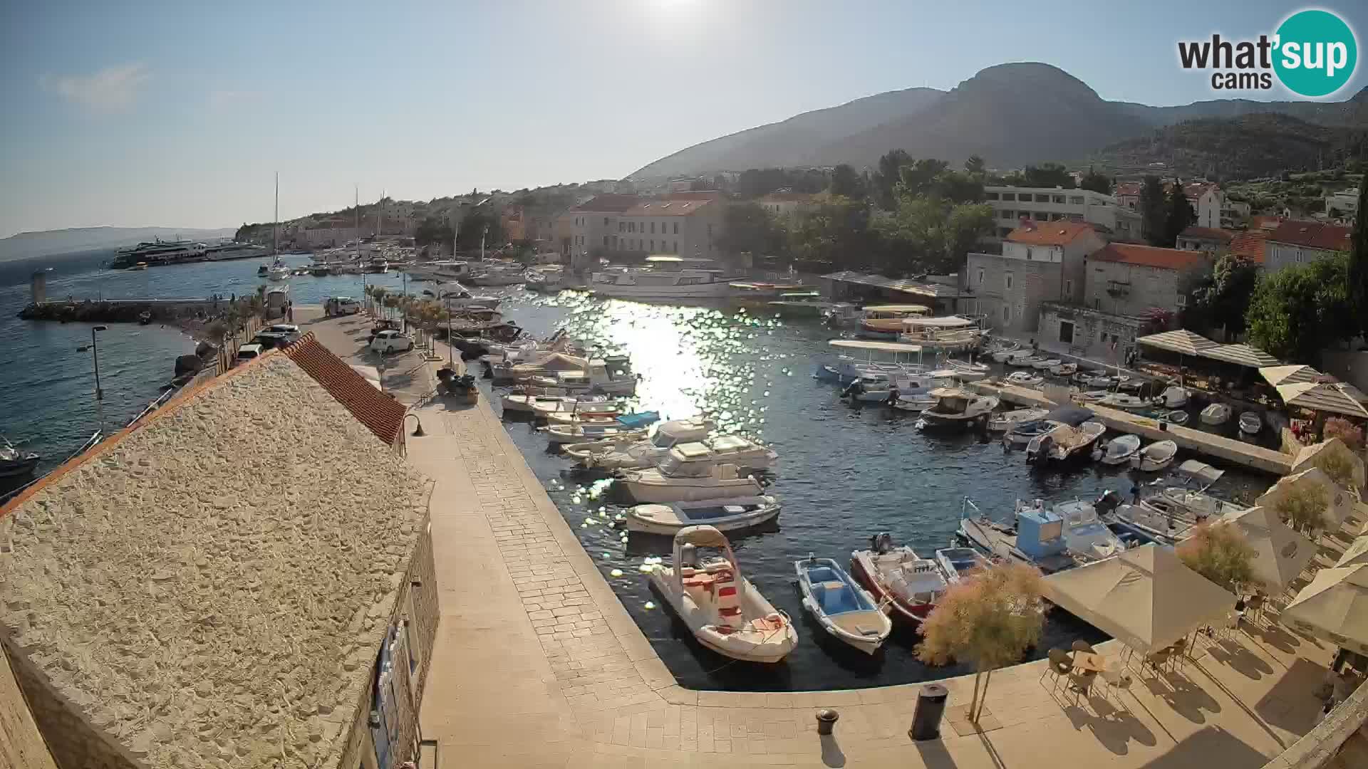 Spletna kamera Bol pristanišče – Pogled v živo na Rivo in marino