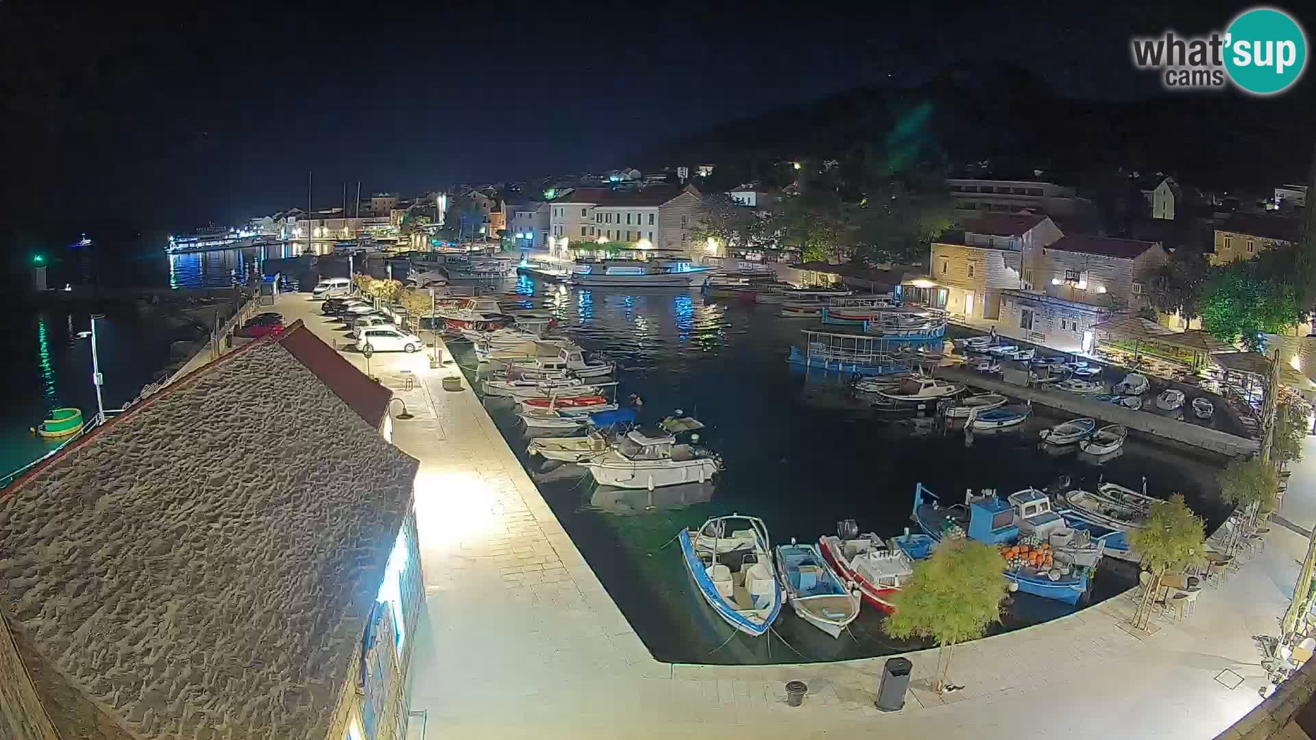 Spletna kamera Bol pristanišče – Pogled v živo na Rivo in marino