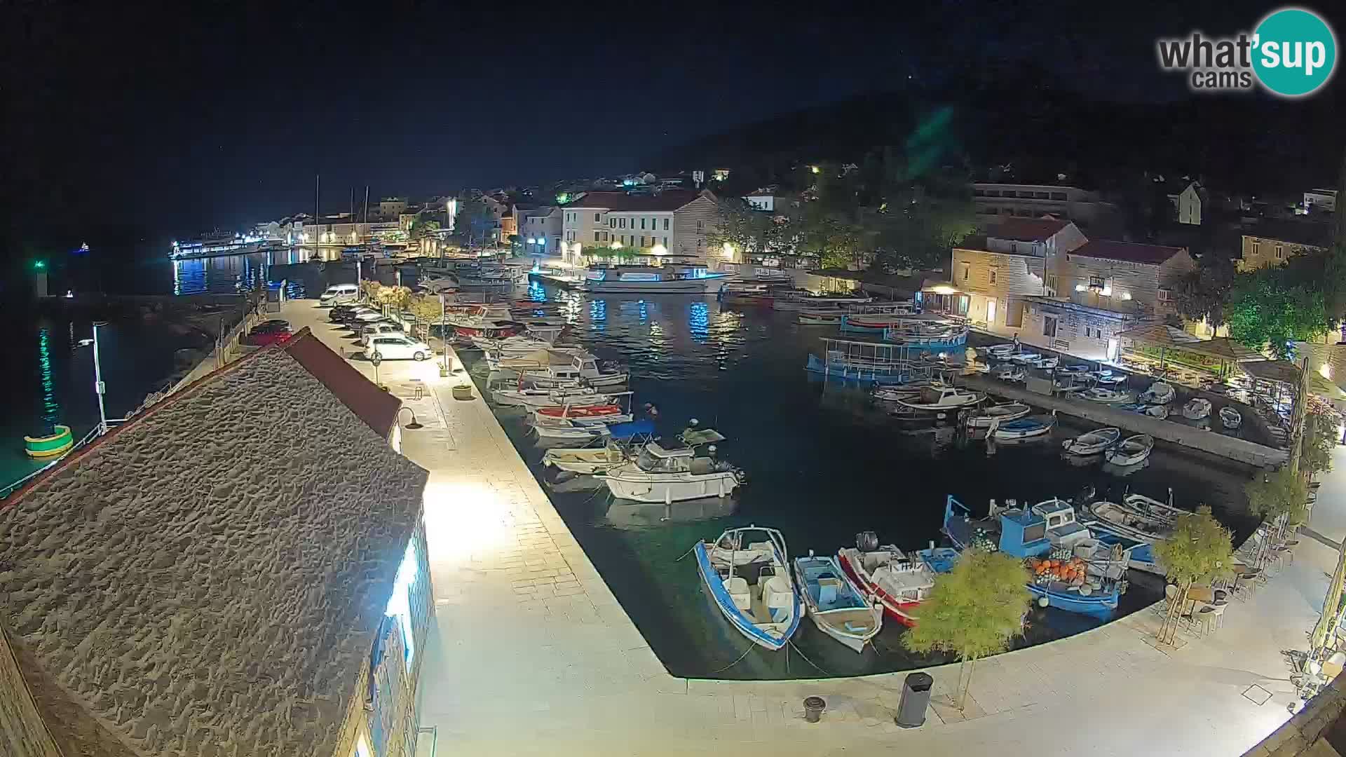 Spletna kamera Bol pristanišče – Pogled v živo na Rivo in marino