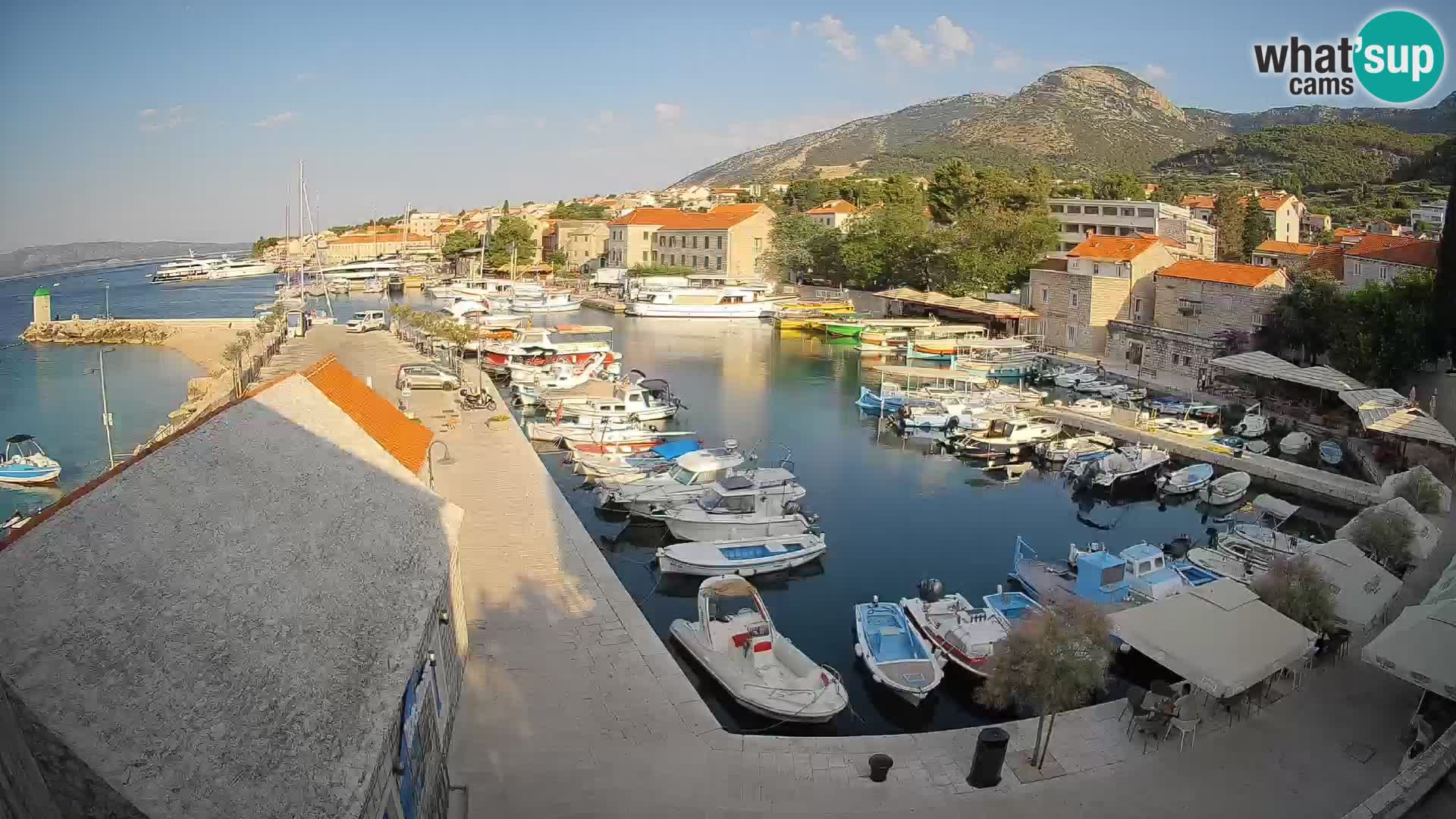 Web kamera Bol Riva – Pogled uživo na luku i marinu