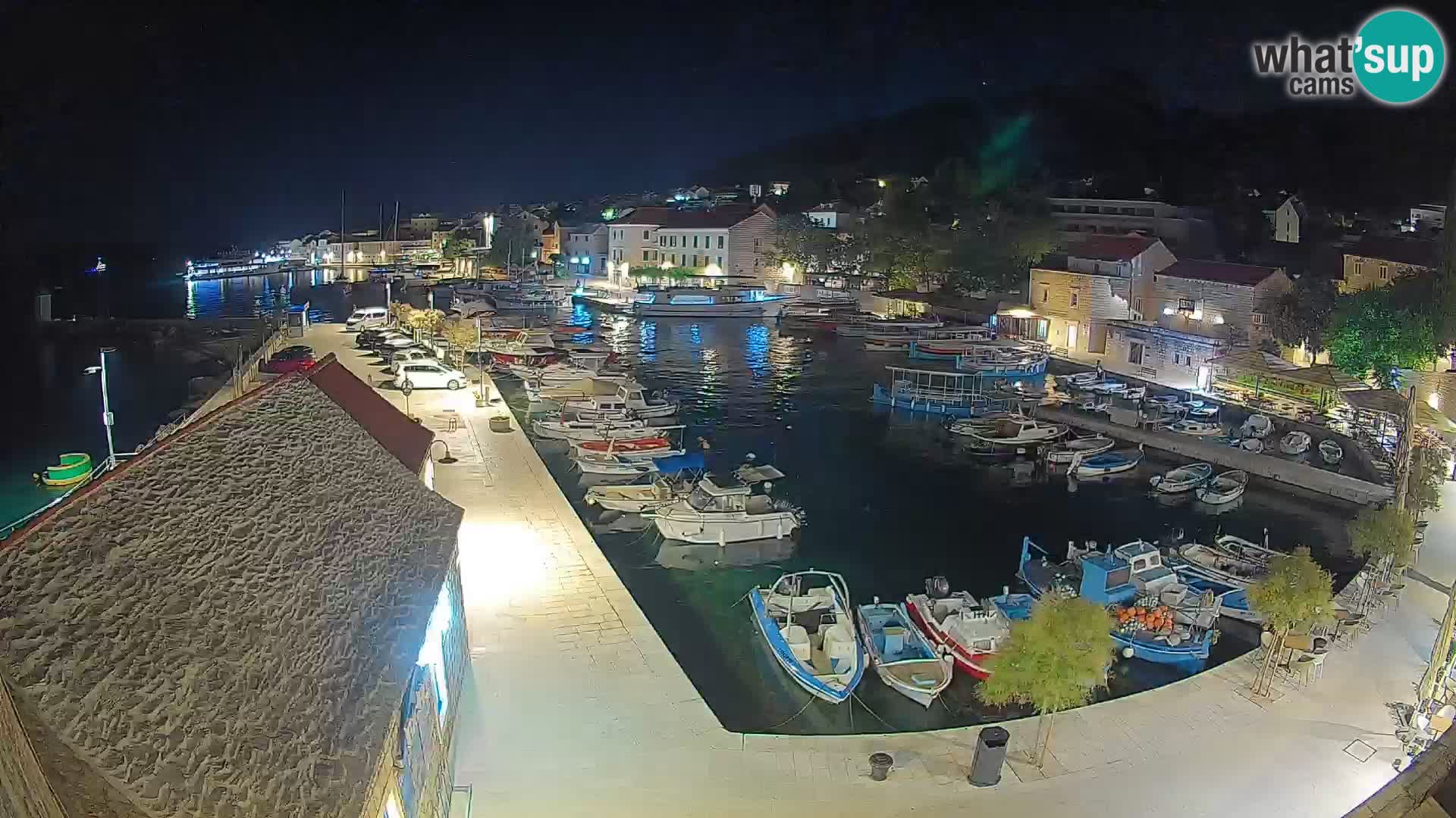 Spletna kamera Bol pristanišče – Pogled v živo na Rivo in marino