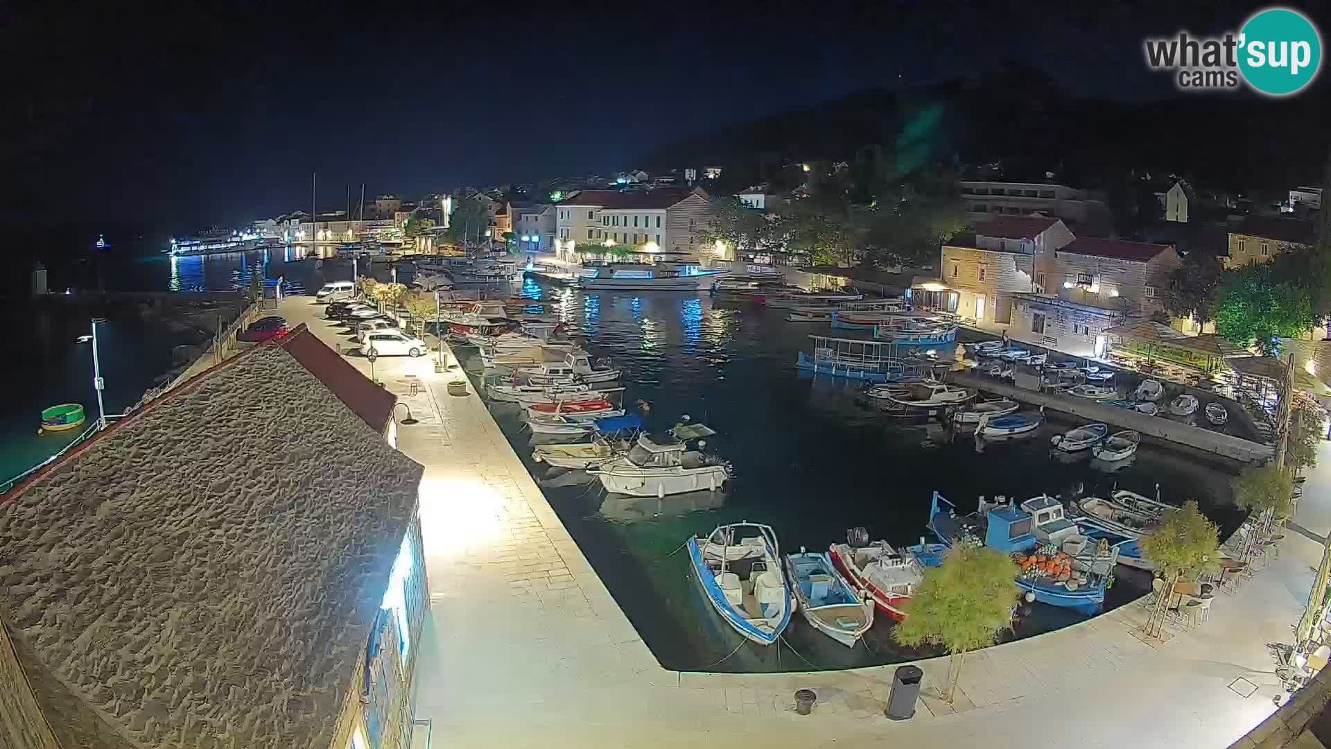 Spletna kamera Bol pristanišče – Pogled v živo na Rivo in marino