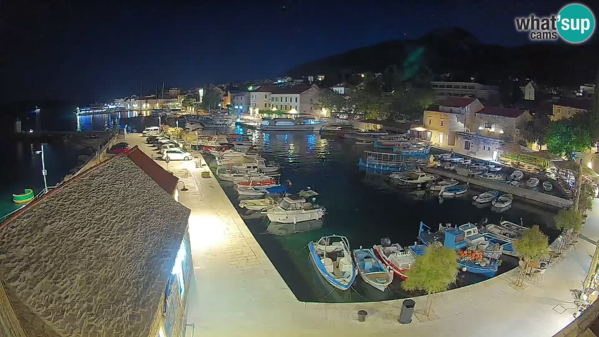 Spletna kamera Bol pristanišče – Pogled v živo na Rivo in marino