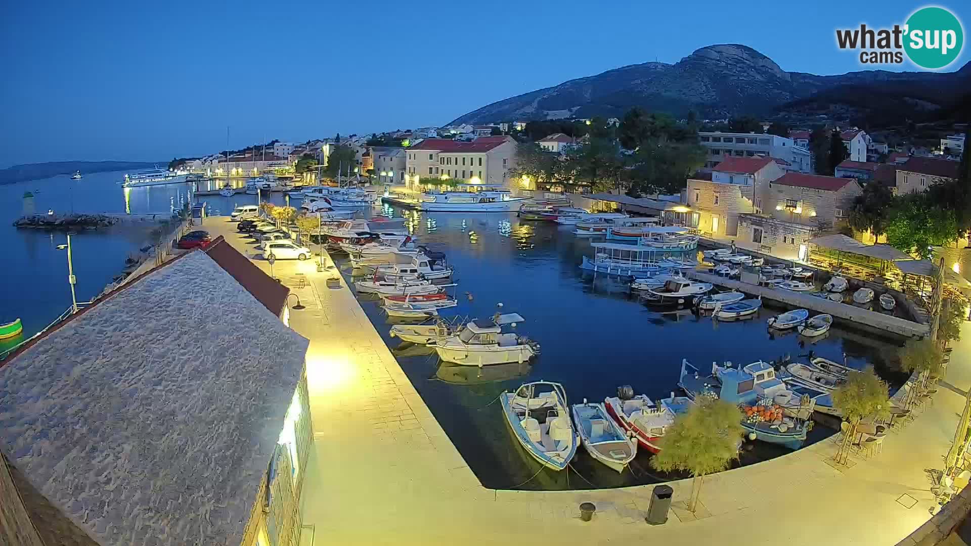 Web kamera Bol Riva – Pogled uživo na luku i marinu