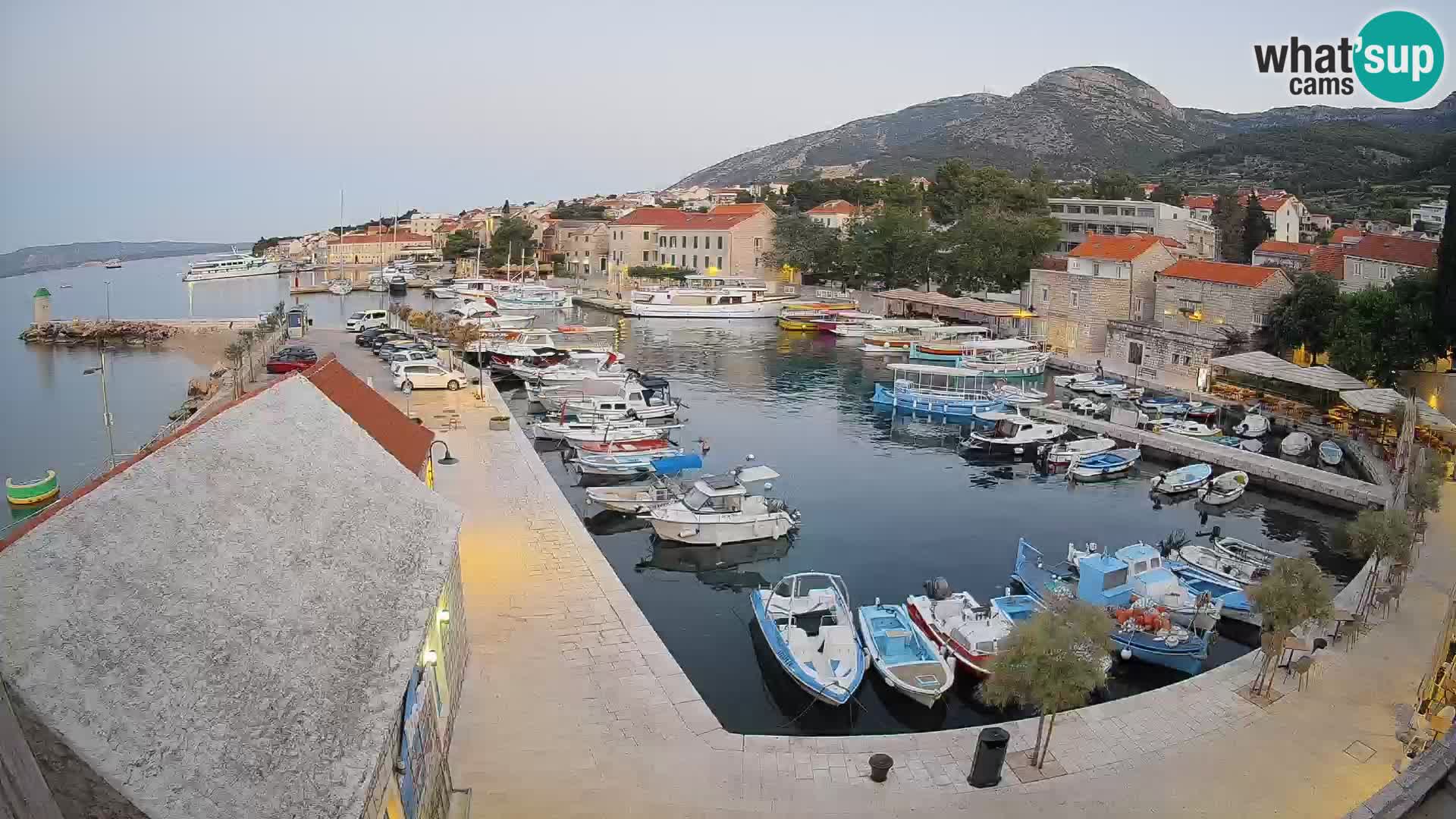 Spletna kamera Bol pristanišče – Pogled v živo na Rivo in marino