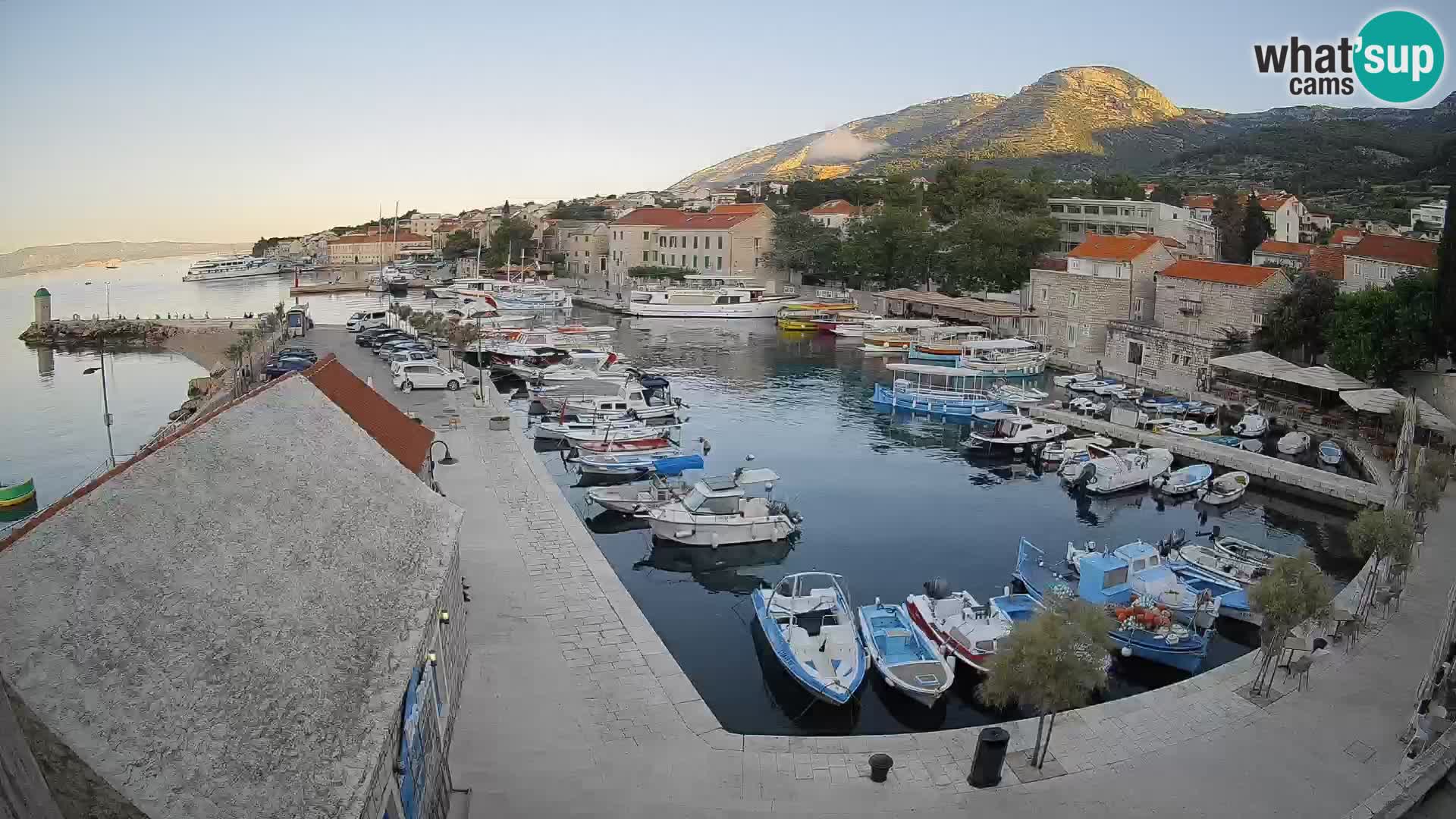 Spletna kamera Bol pristanišče – Pogled v živo na Rivo in marino