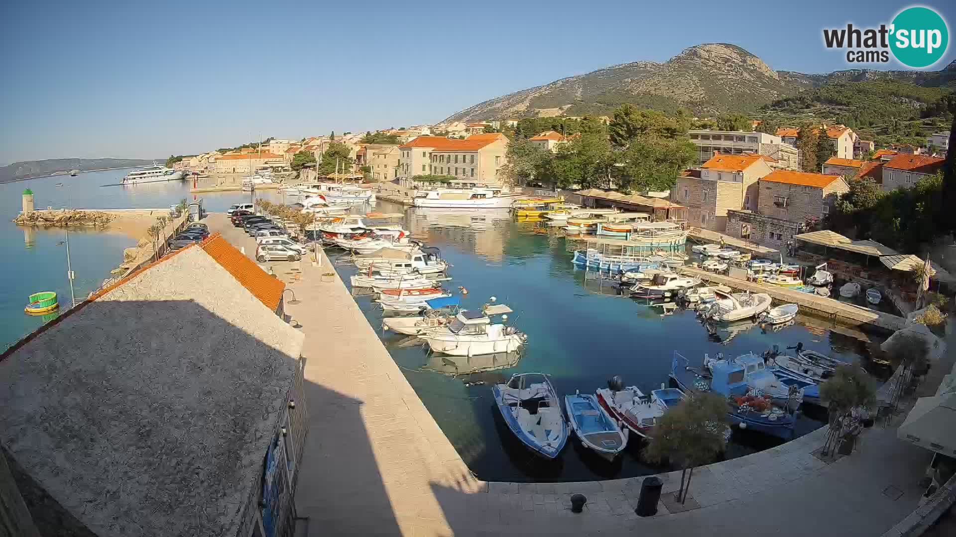 Web kamera Bol Riva – Pogled uživo na luku i marinu