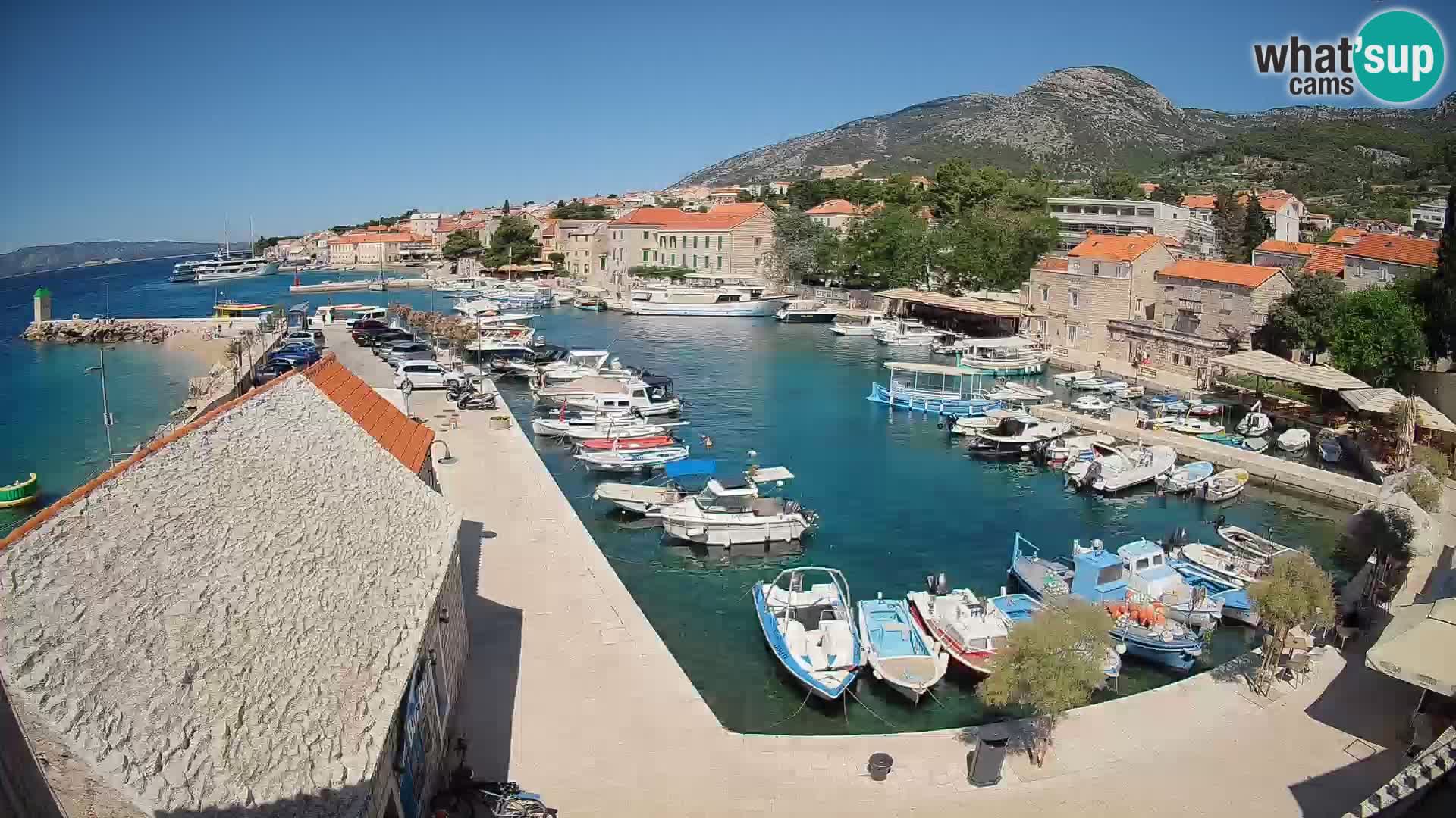 Web kamera Bol Riva – Pogled uživo na luku i marinu