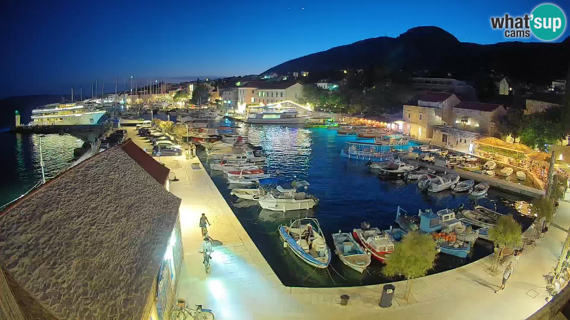Spletna kamera Bol pristanišče – Pogled v živo na Rivo in marino