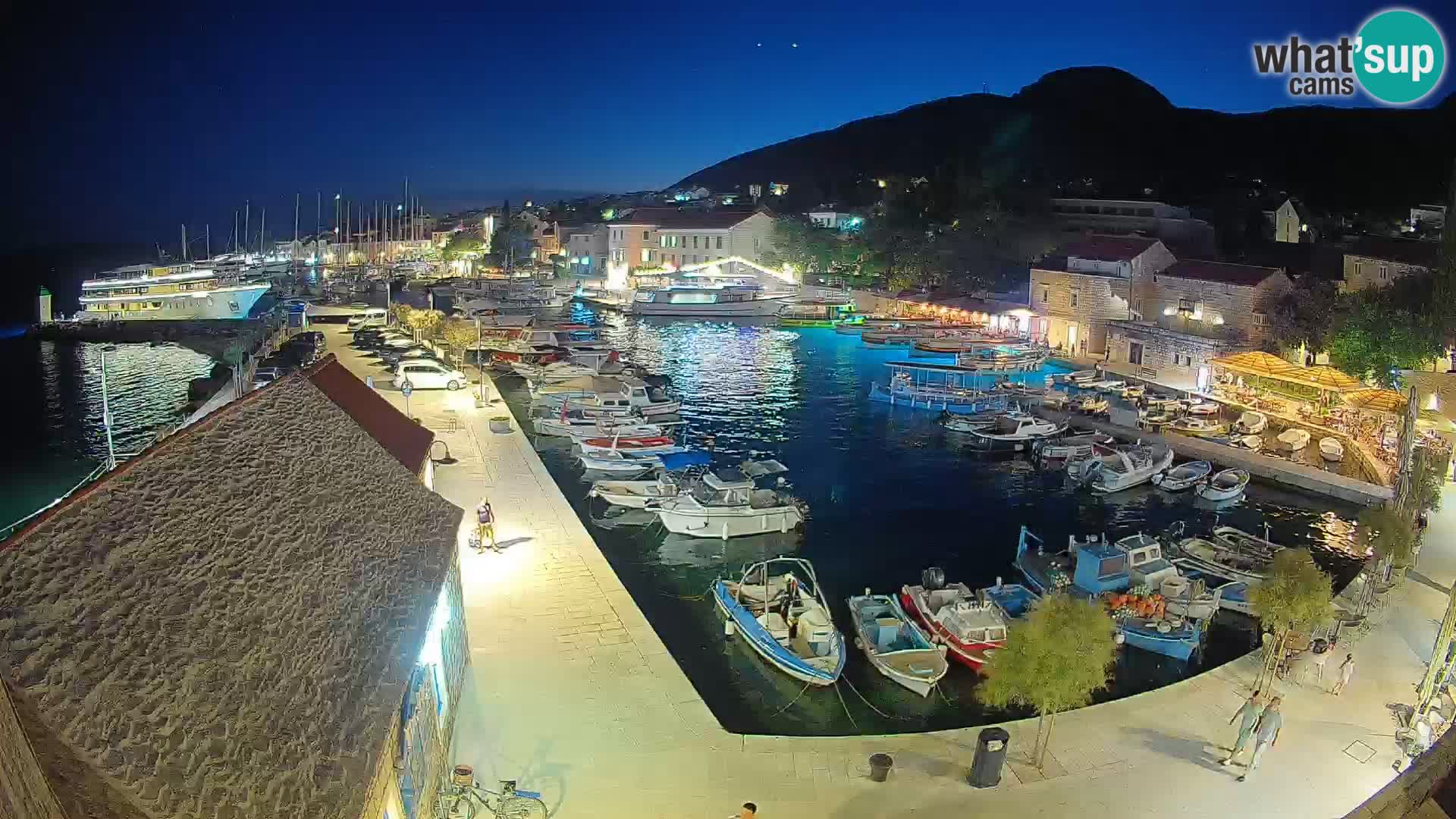 Spletna kamera Bol pristanišče – Pogled v živo na Rivo in marino