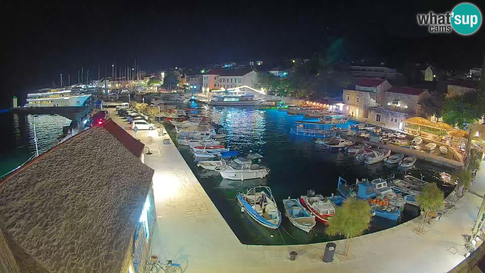Web kamera Bol Riva – Pogled uživo na luku i marinu