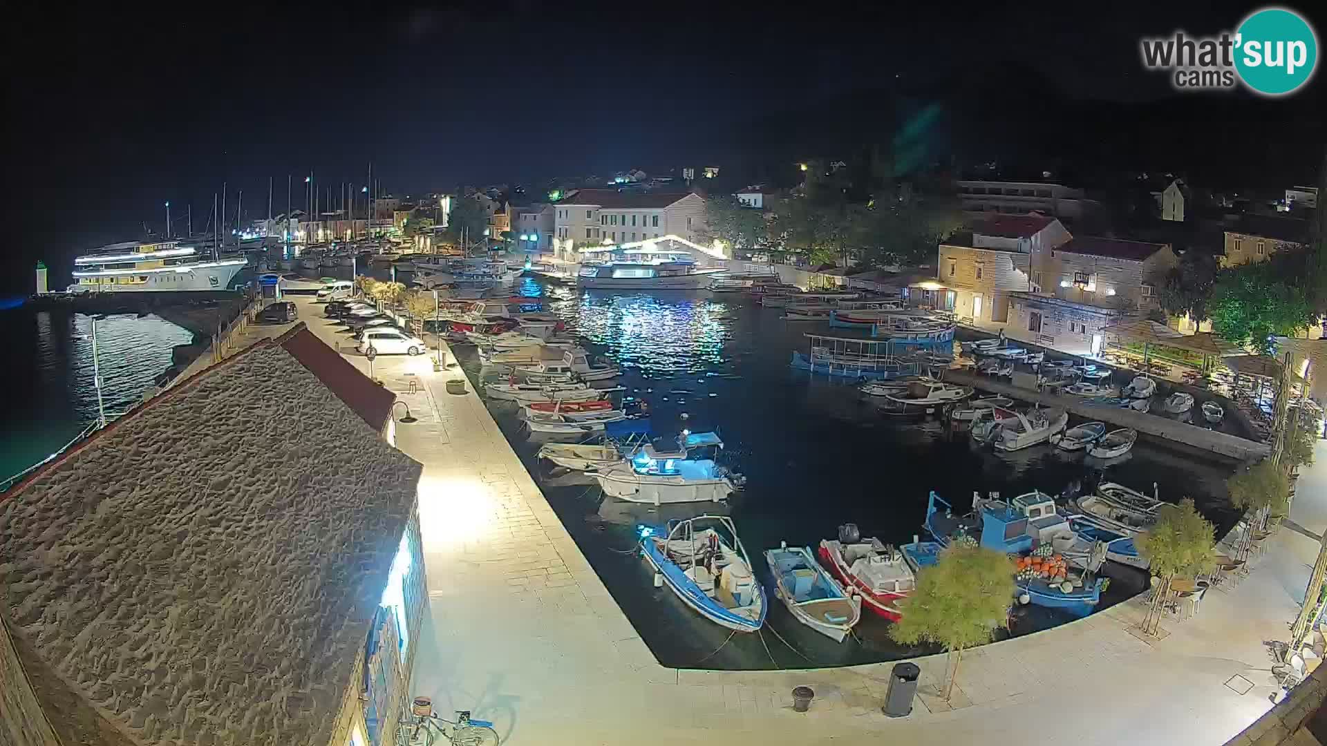 Web kamera Bol Riva – Pogled uživo na luku i marinu