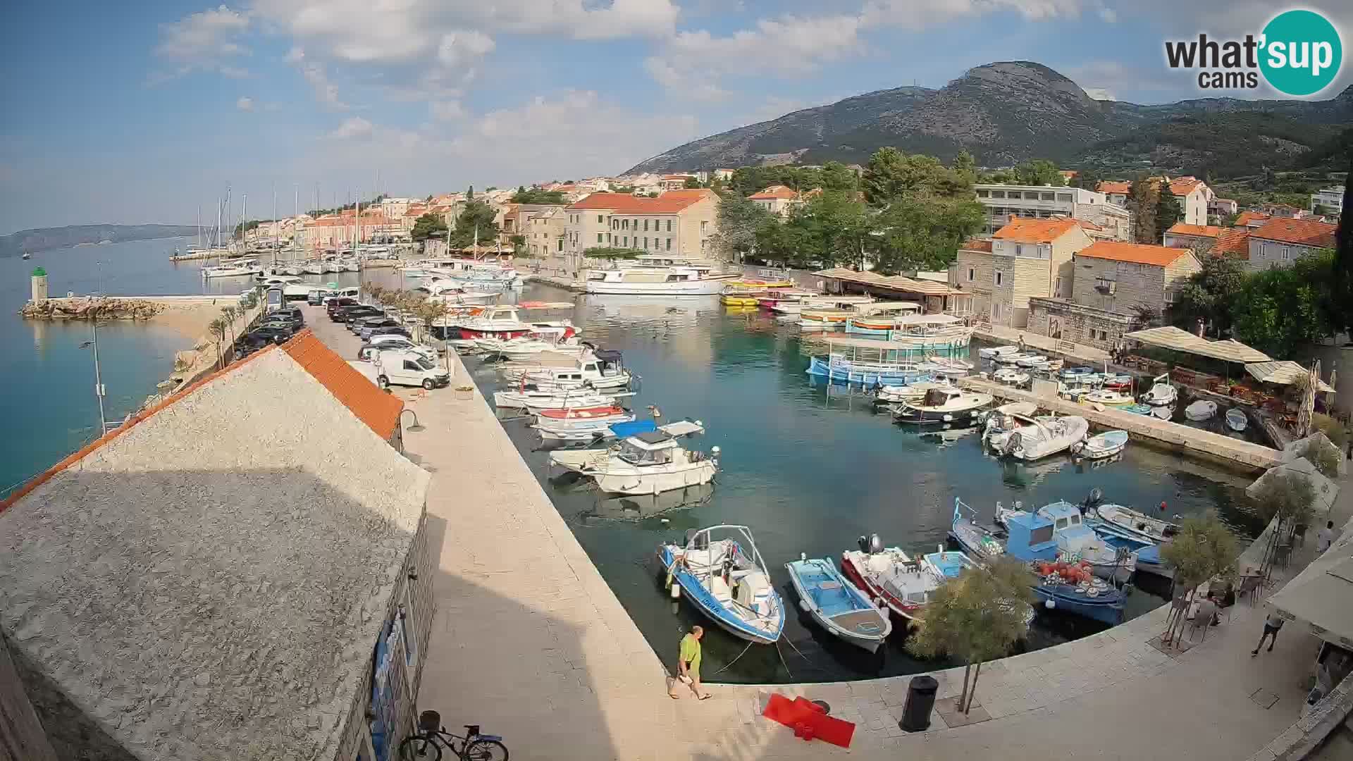 Spletna kamera Bol pristanišče – Pogled v živo na Rivo in marino