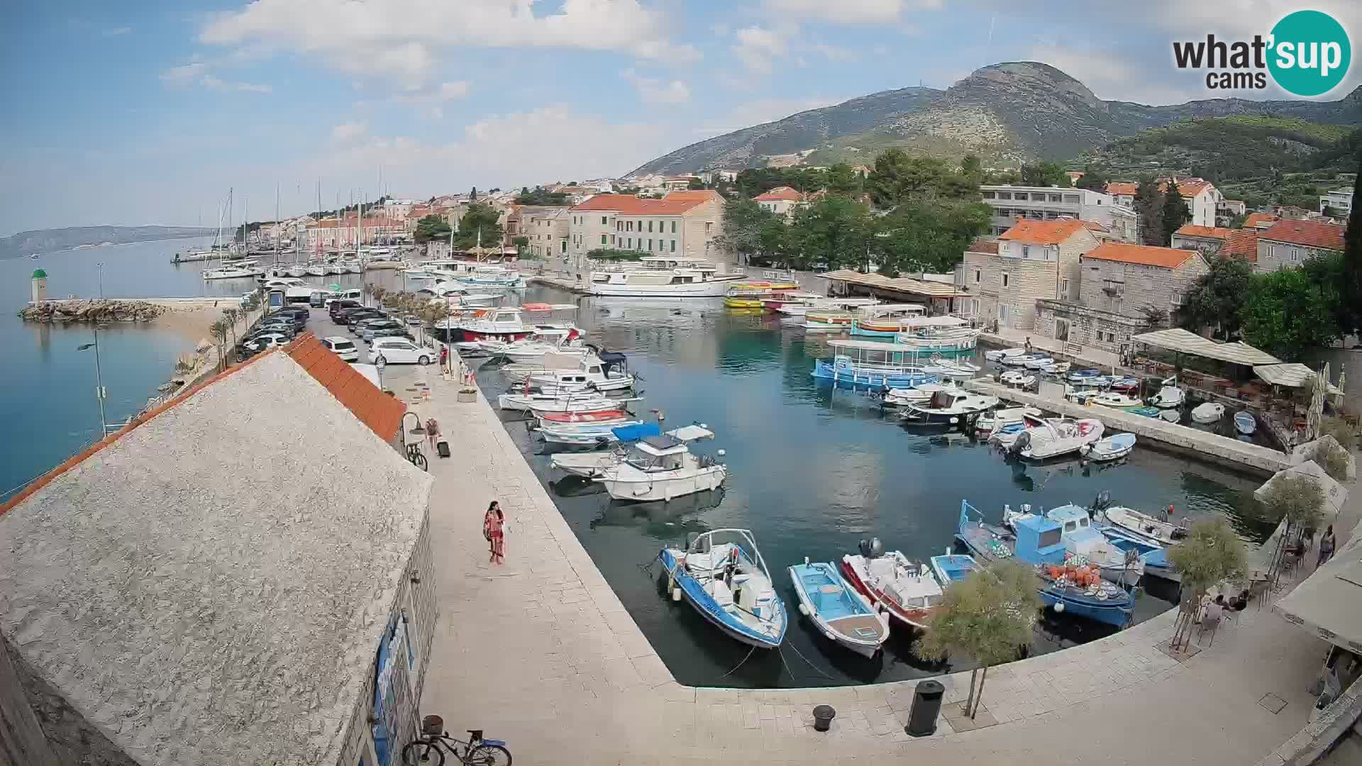 Spletna kamera Bol pristanišče – Pogled v živo na Rivo in marino