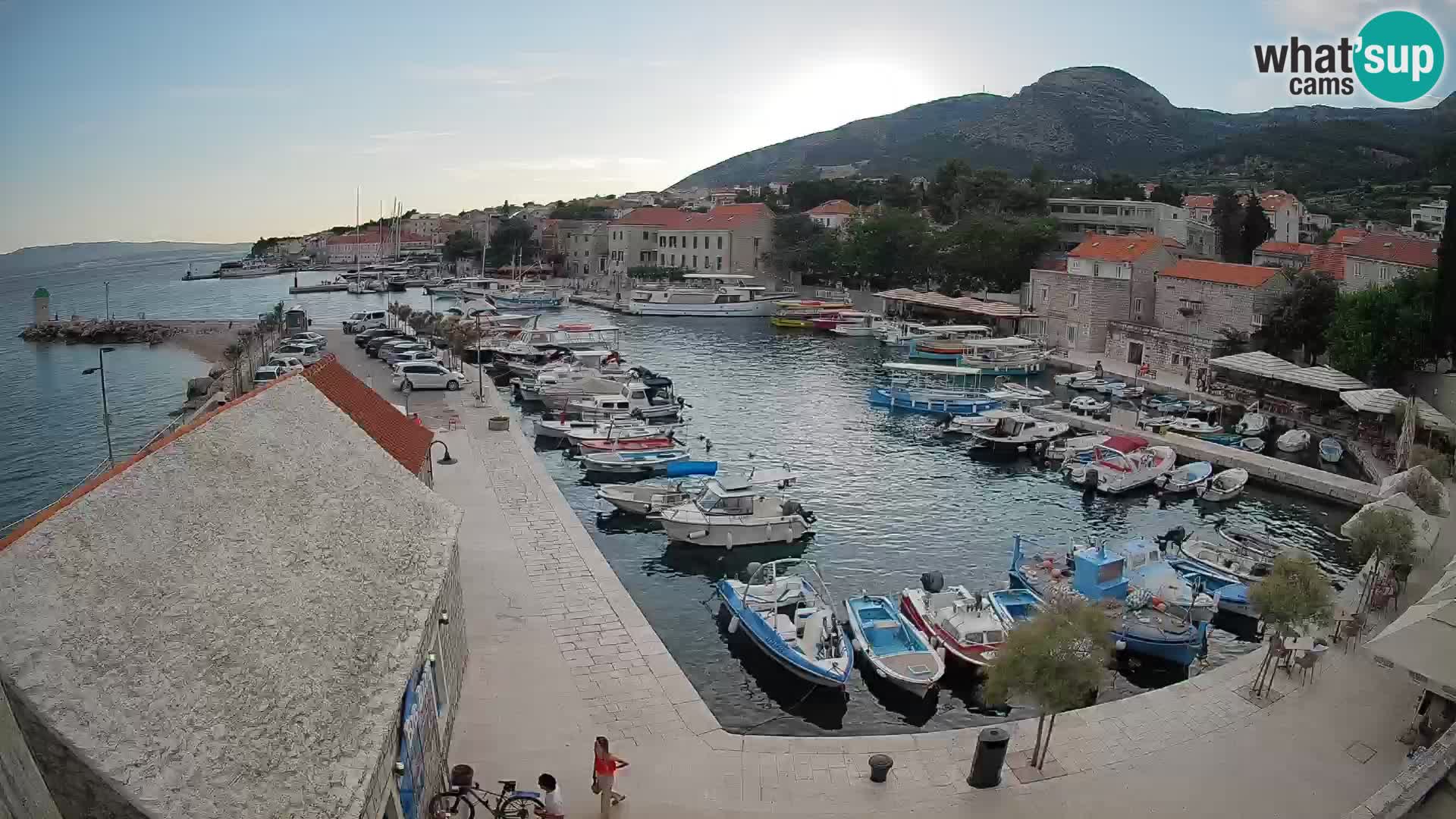 Spletna kamera Bol pristanišče – Pogled v živo na Rivo in marino